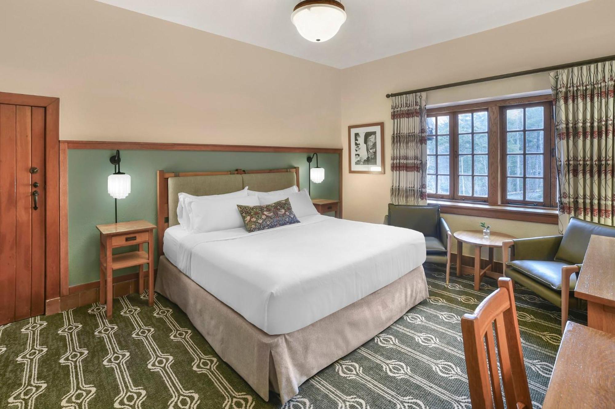Deluxe Resort View Room 1 King Bed