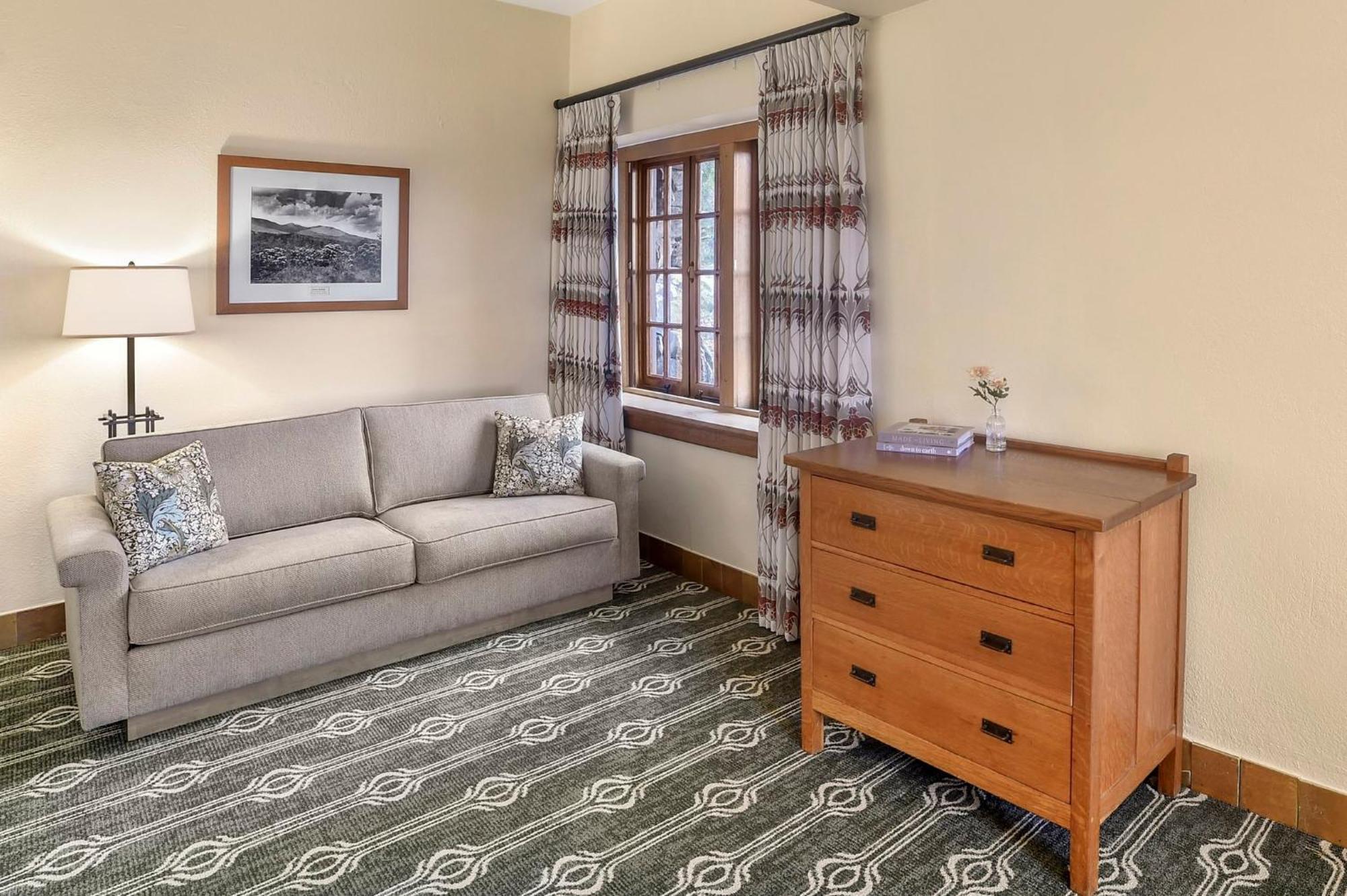 Deluxe Mountain View Room 1 King Bed