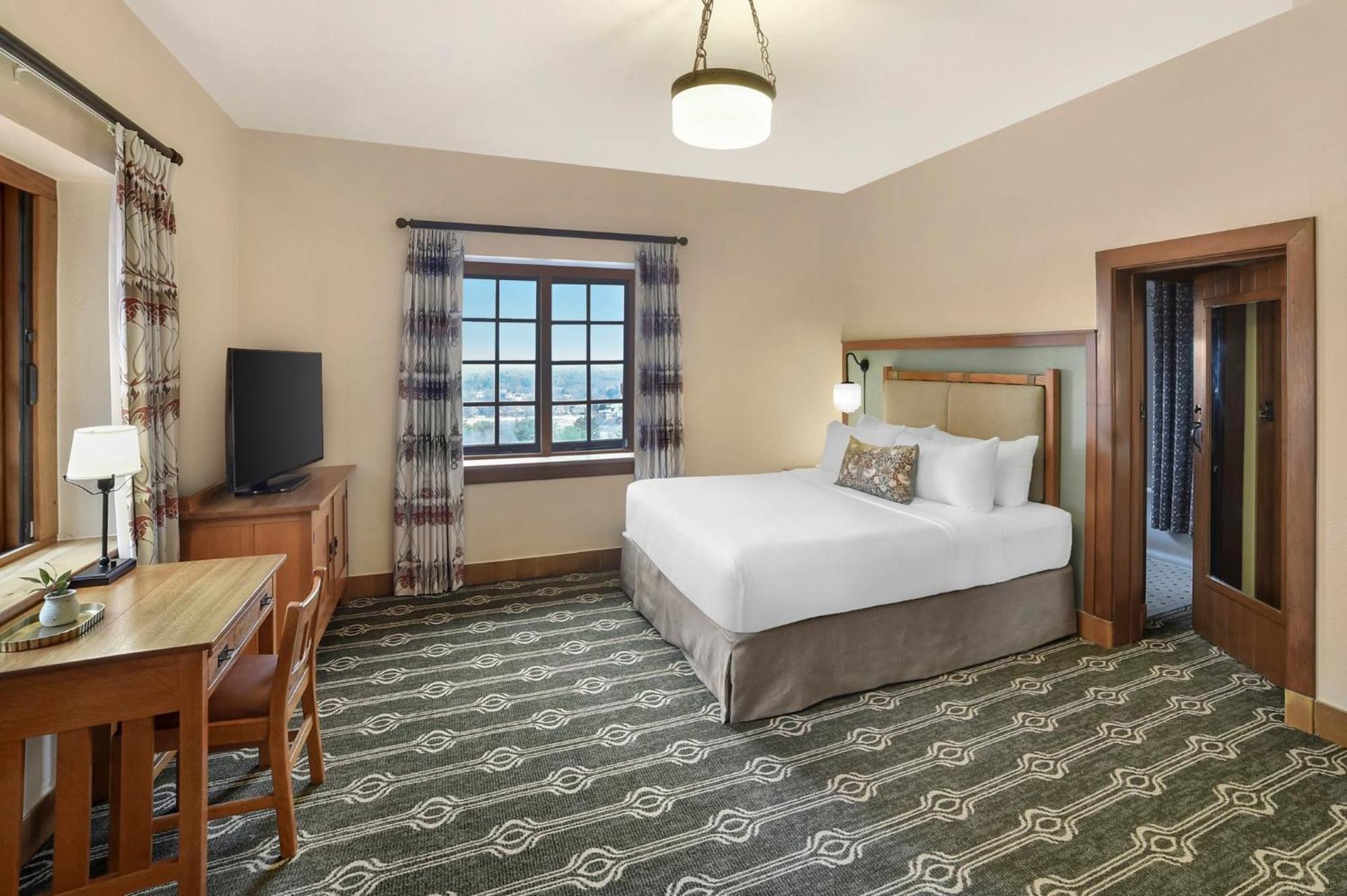 Deluxe Mountain View Room 1 King Bed