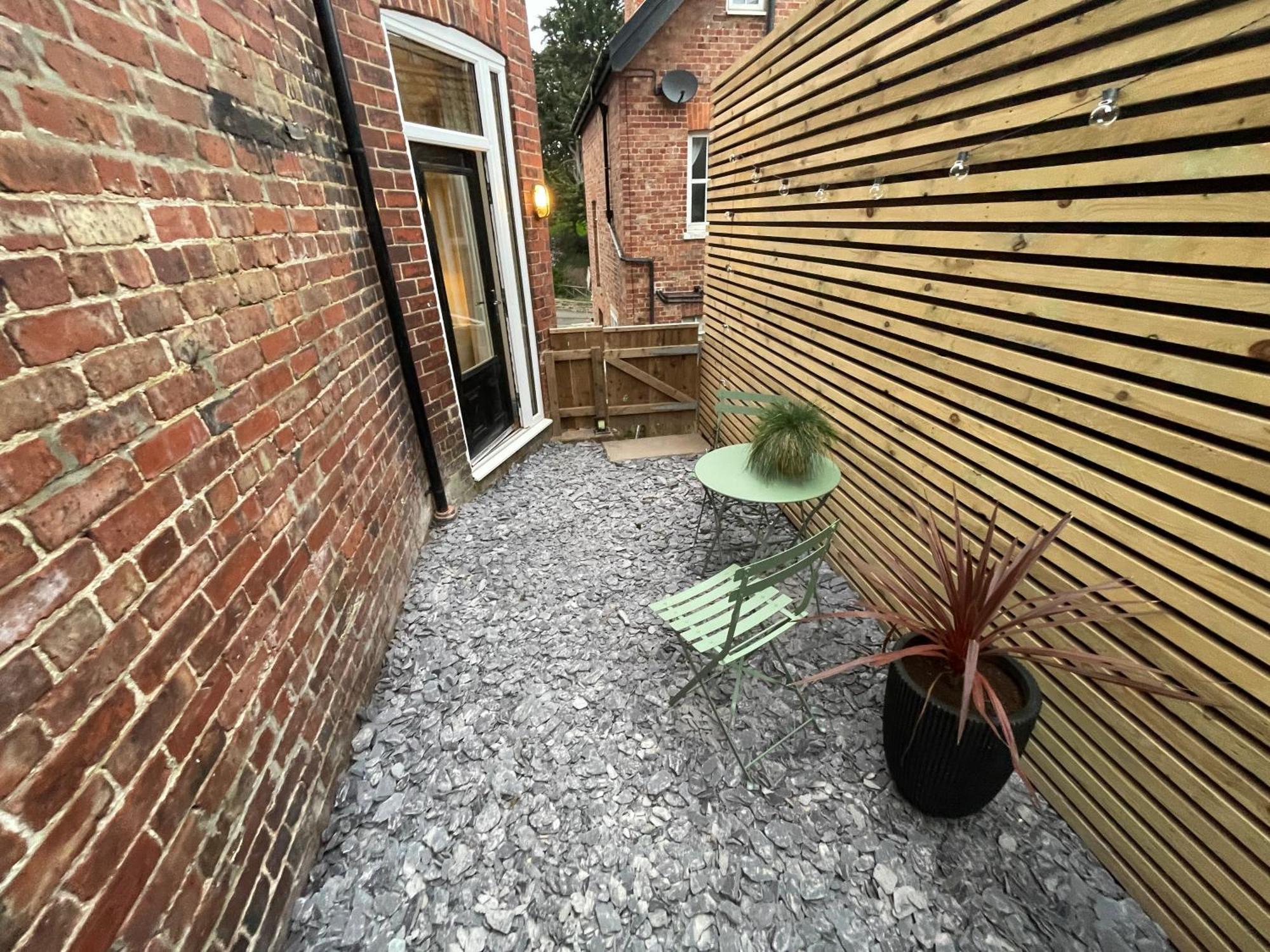 Suite 3 –Courtyard King Room