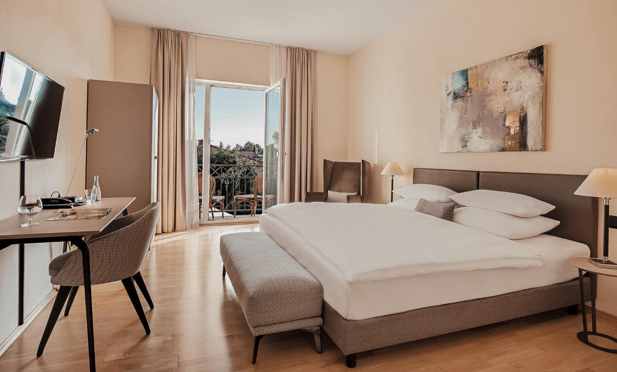 Superior double room garden view & balcony