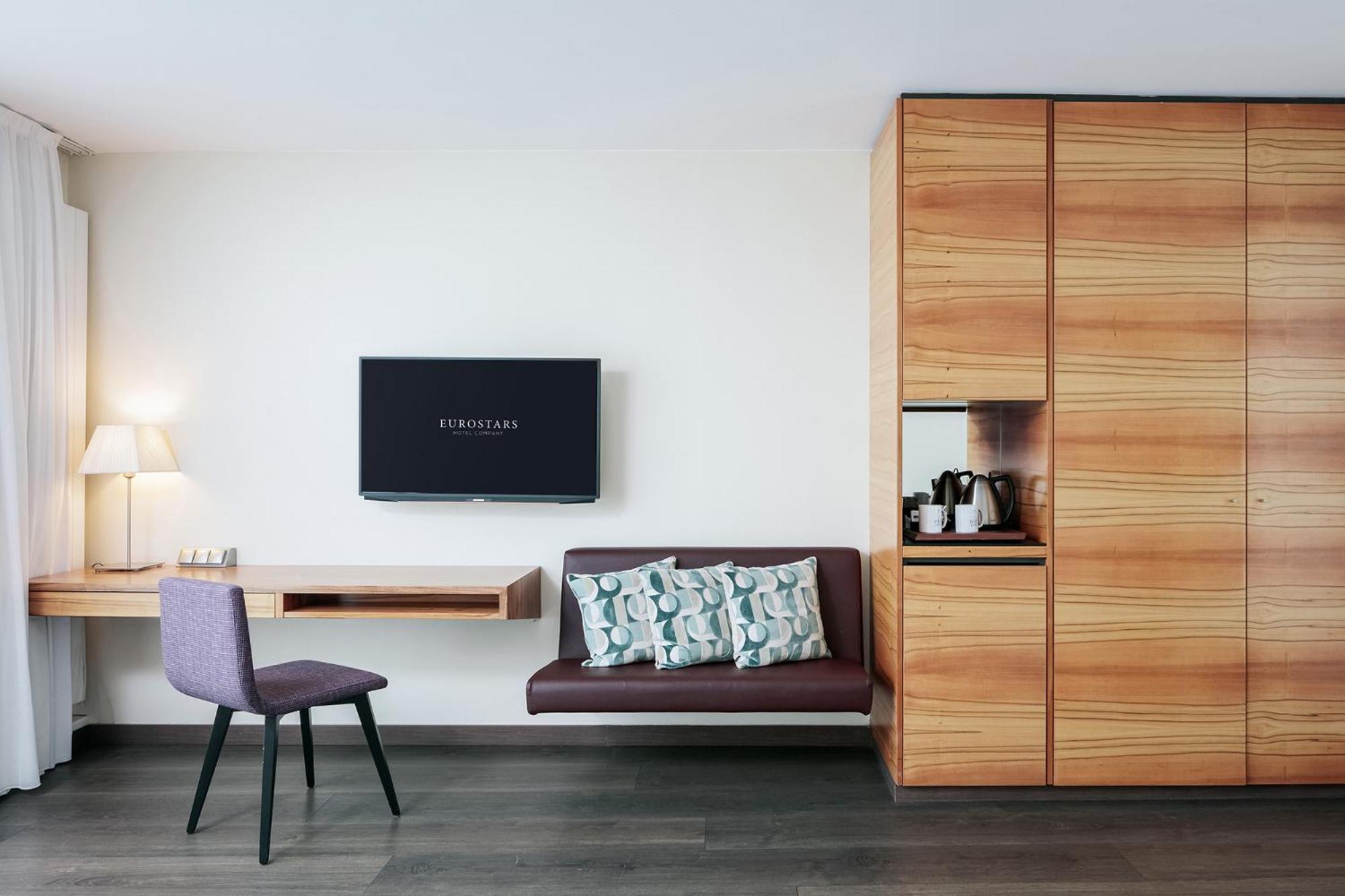 Deluxe Double Room with Balcony,1656175896:JPEG