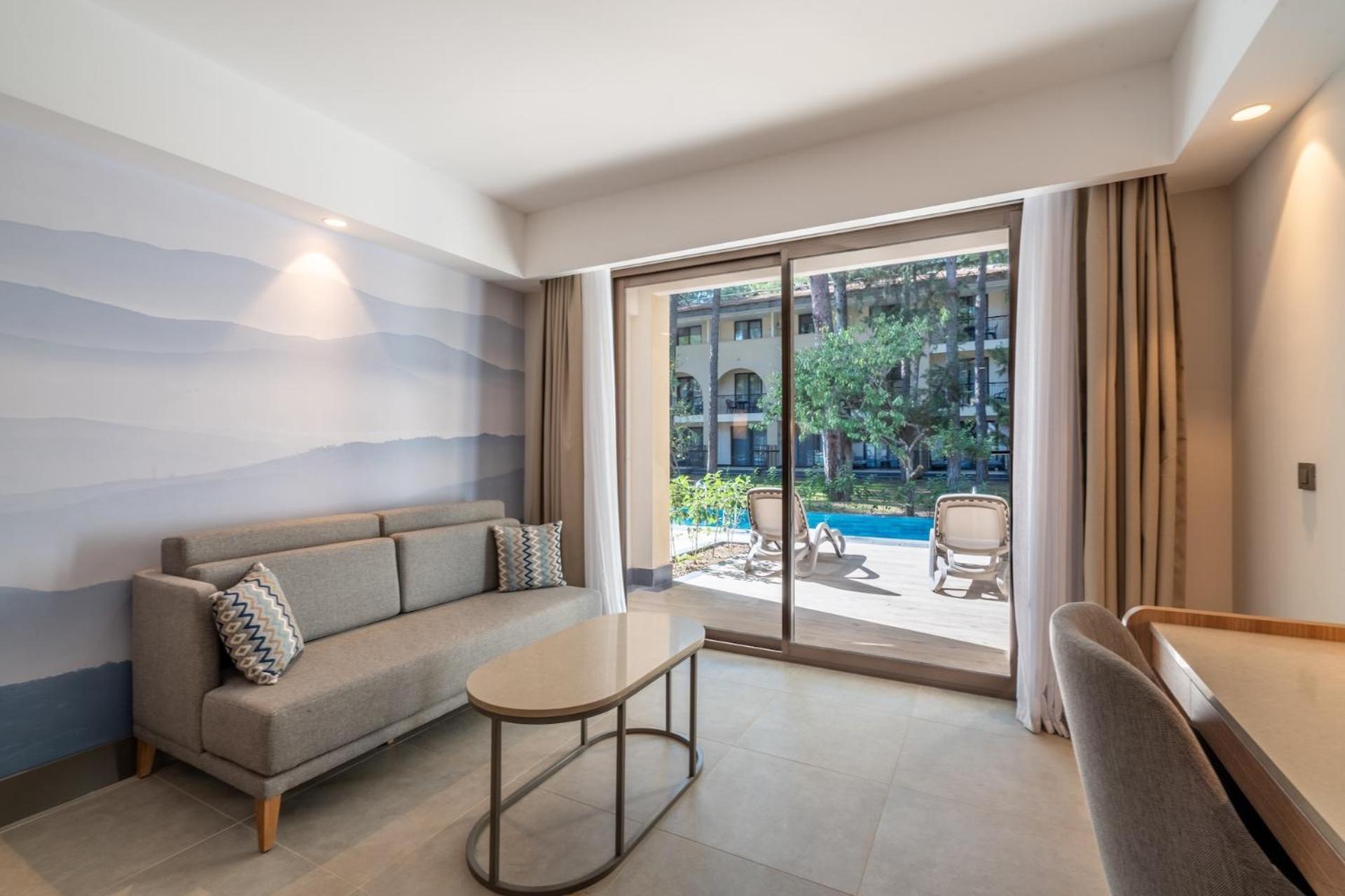 Swim Up Room