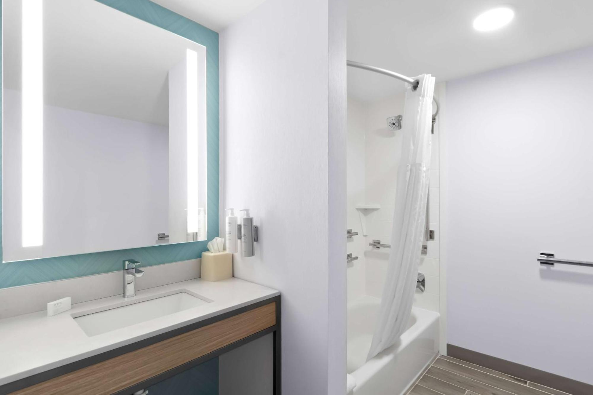 King Room Tub Mobility Hearing Access