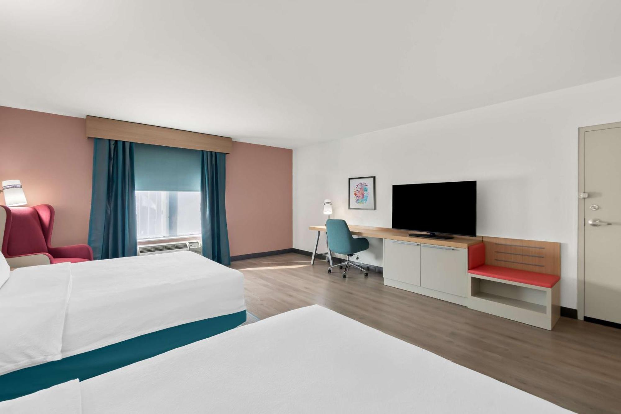 Queen Room Two Queen Beds-Mobility Hearing Accessible Bathtub