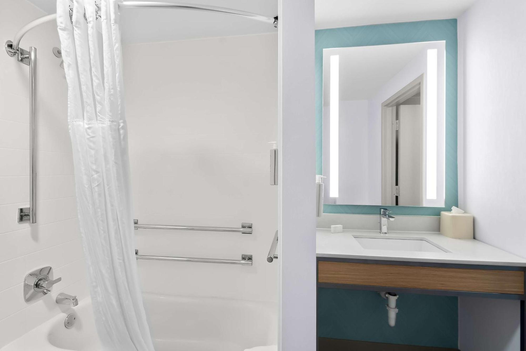 Queen Room Two Queen Beds-Mobility Hearing Accessible Bathtub