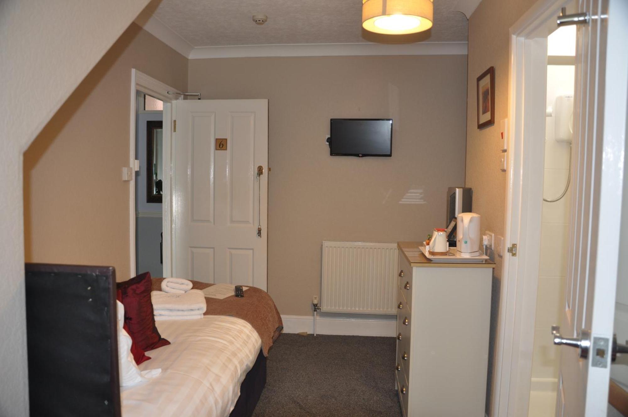 Standard Single Room En-suite shower