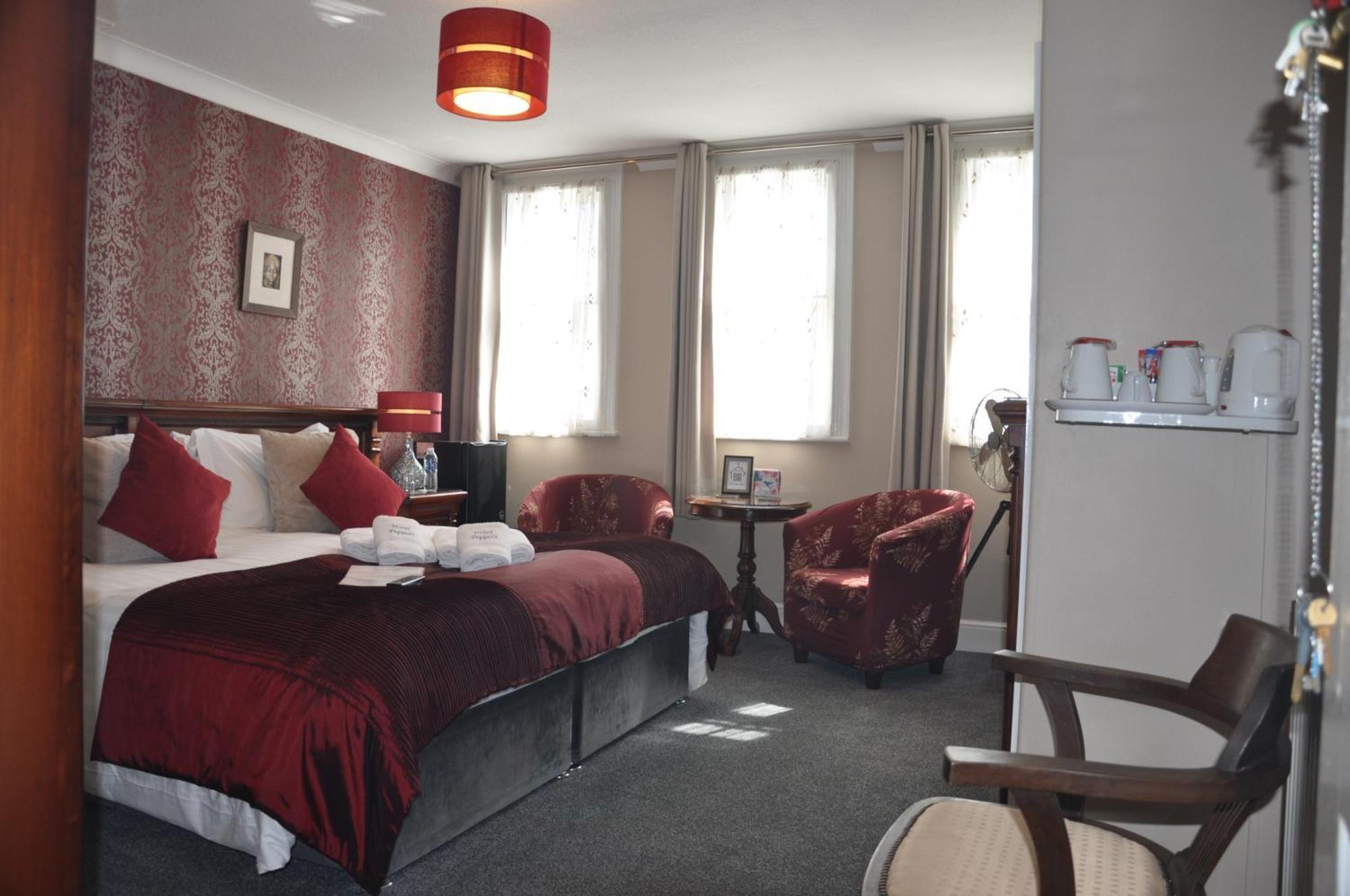 Semi Deluxe Super King Bed En-suite shower