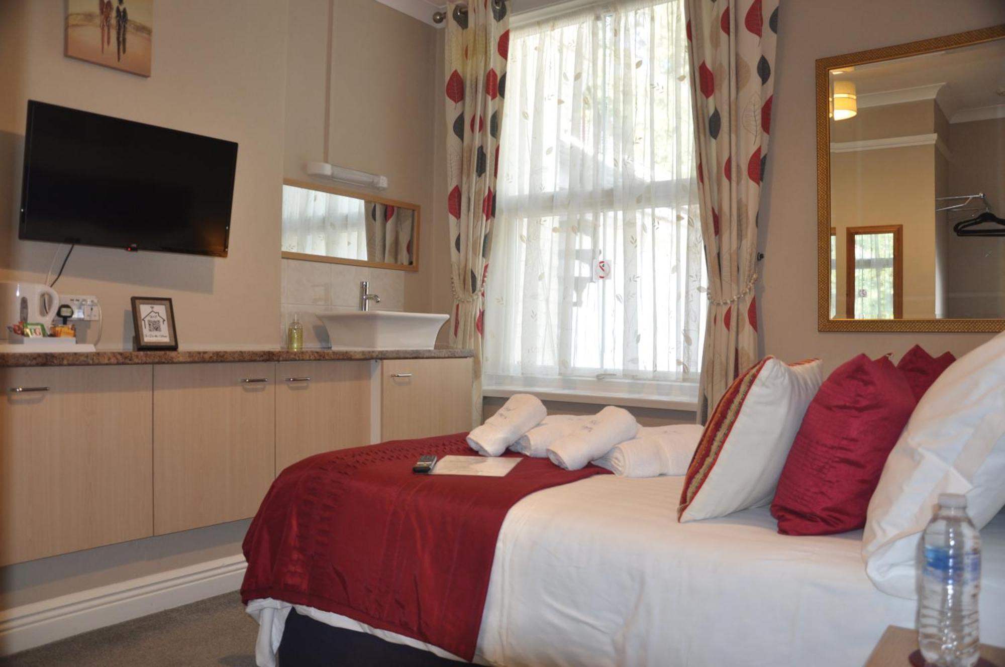 Compact Double Room En-suite shower