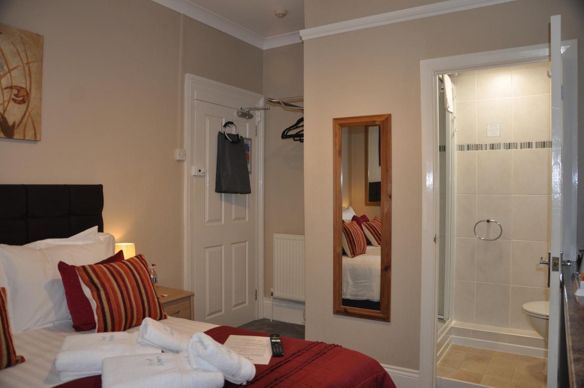 Compact Double Room En-suite shower