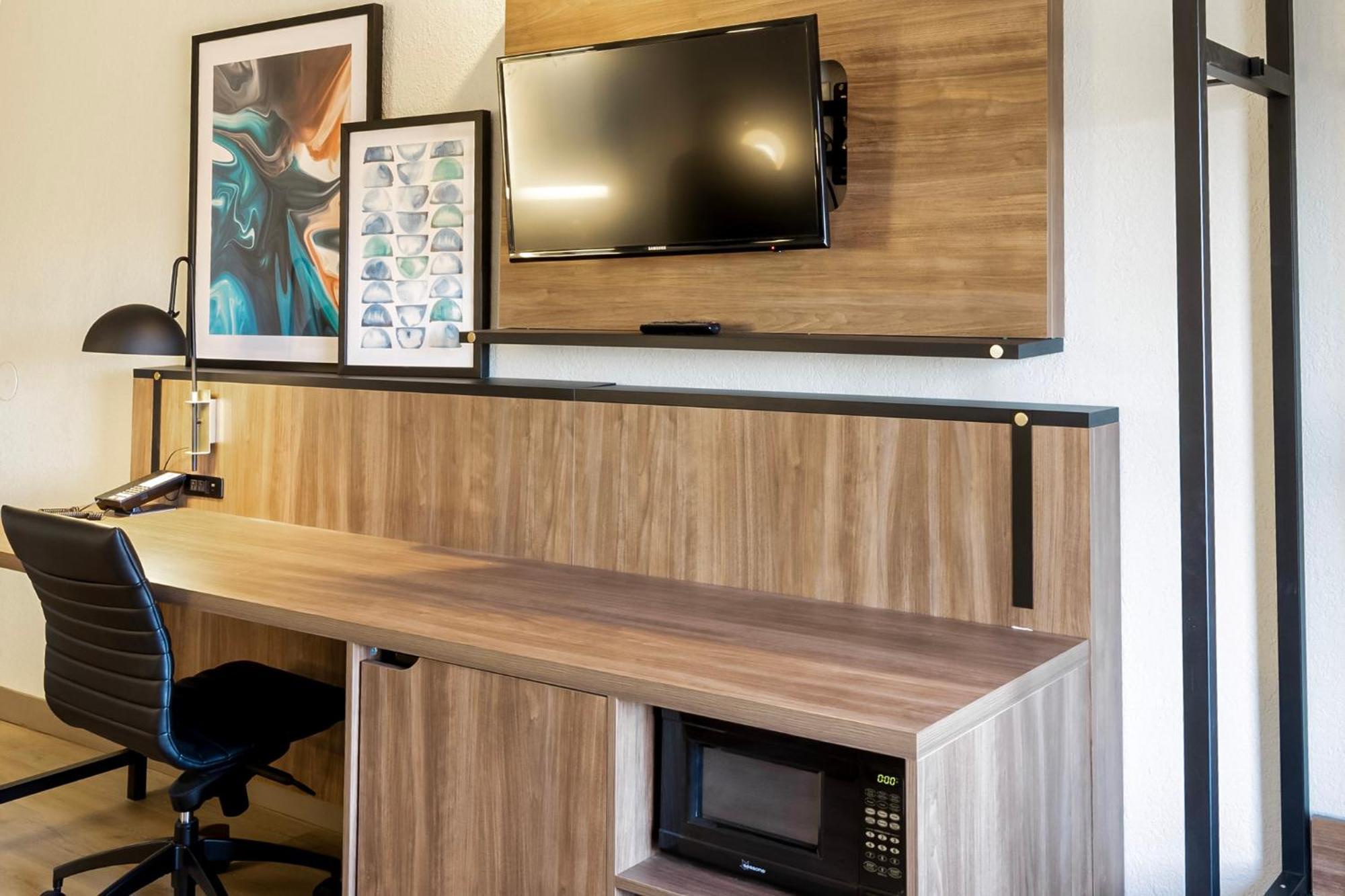 One-Bedroom King Suite - Non-Smoking
