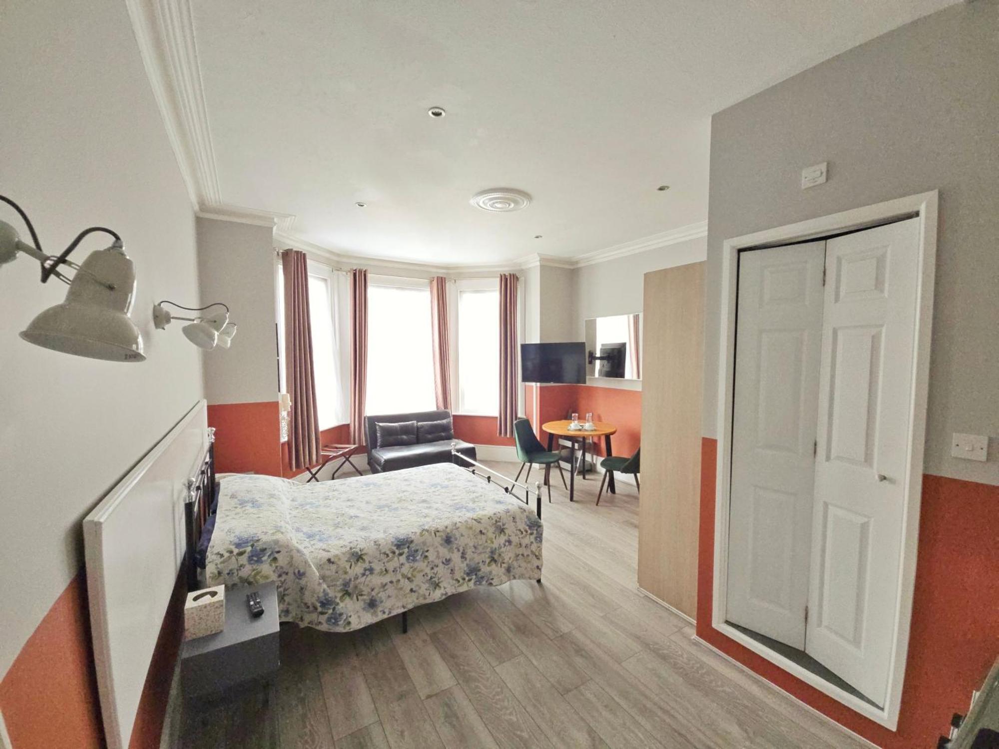 Family Room,1743047231:JPEG