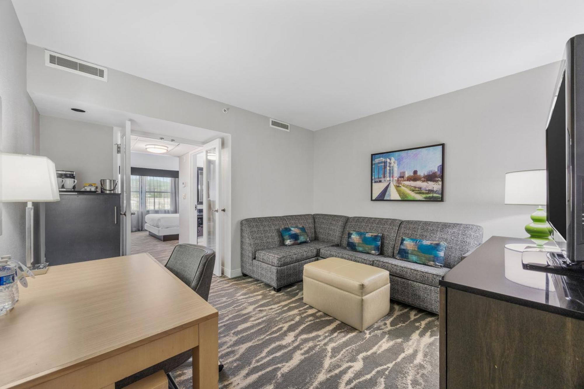 One-Bedroom King Suite with Roll-In Shower - Mobility Access/Non-Smoking,1662404725:JPEG