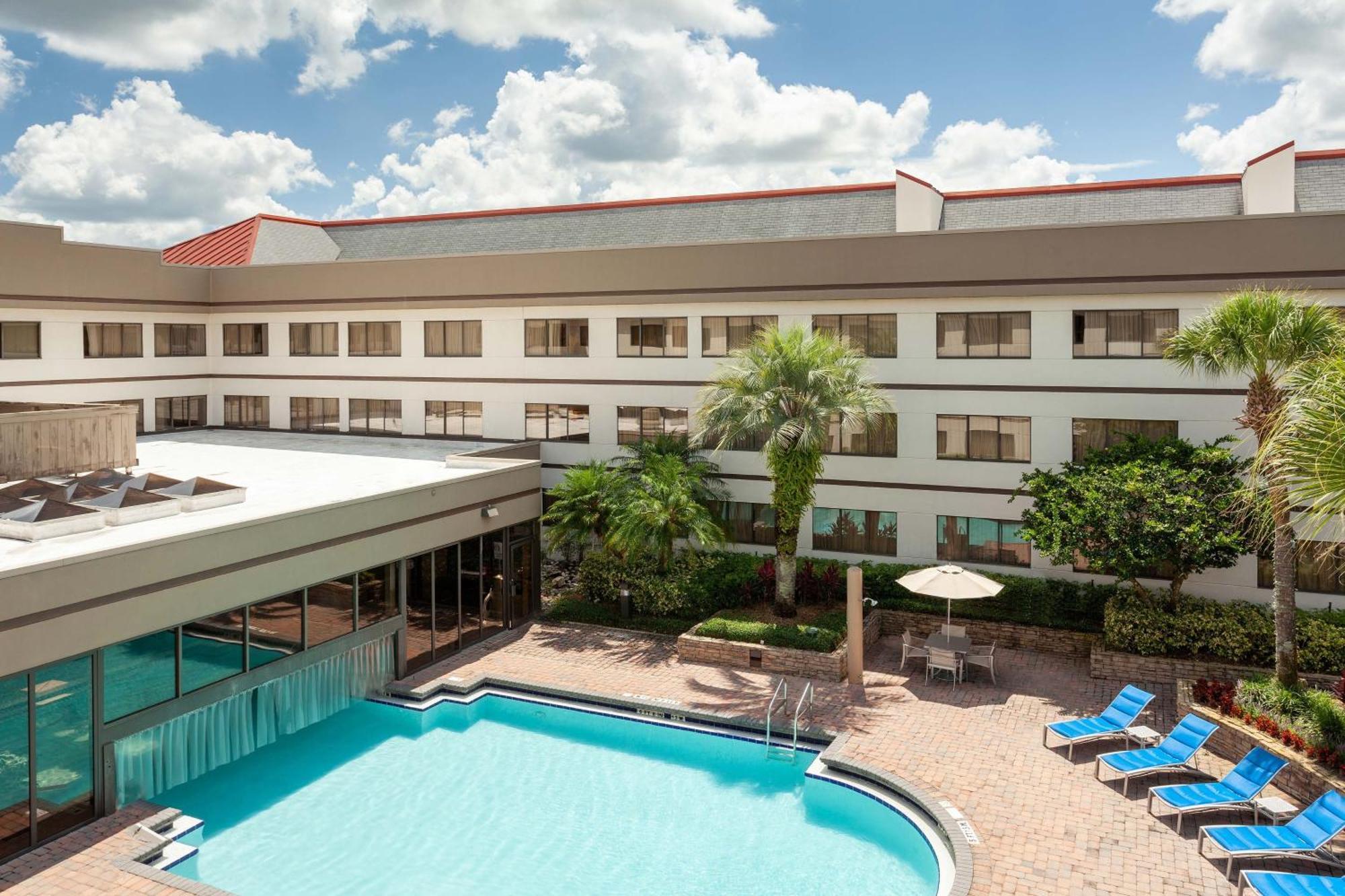 1 Bedroom Suite 1 King Sofa bed Pool View
