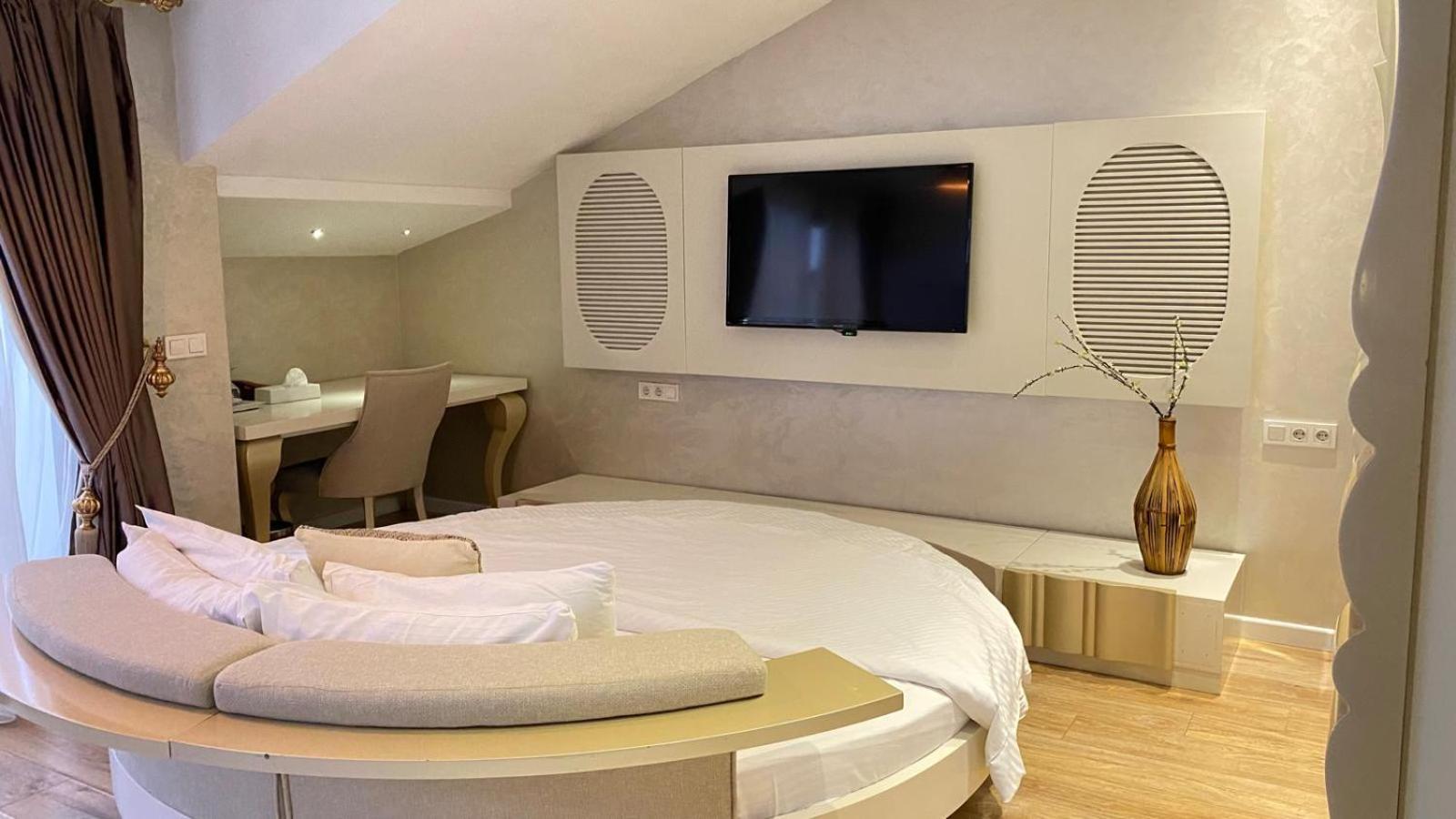 Executive Suite,1665413994:JPEG