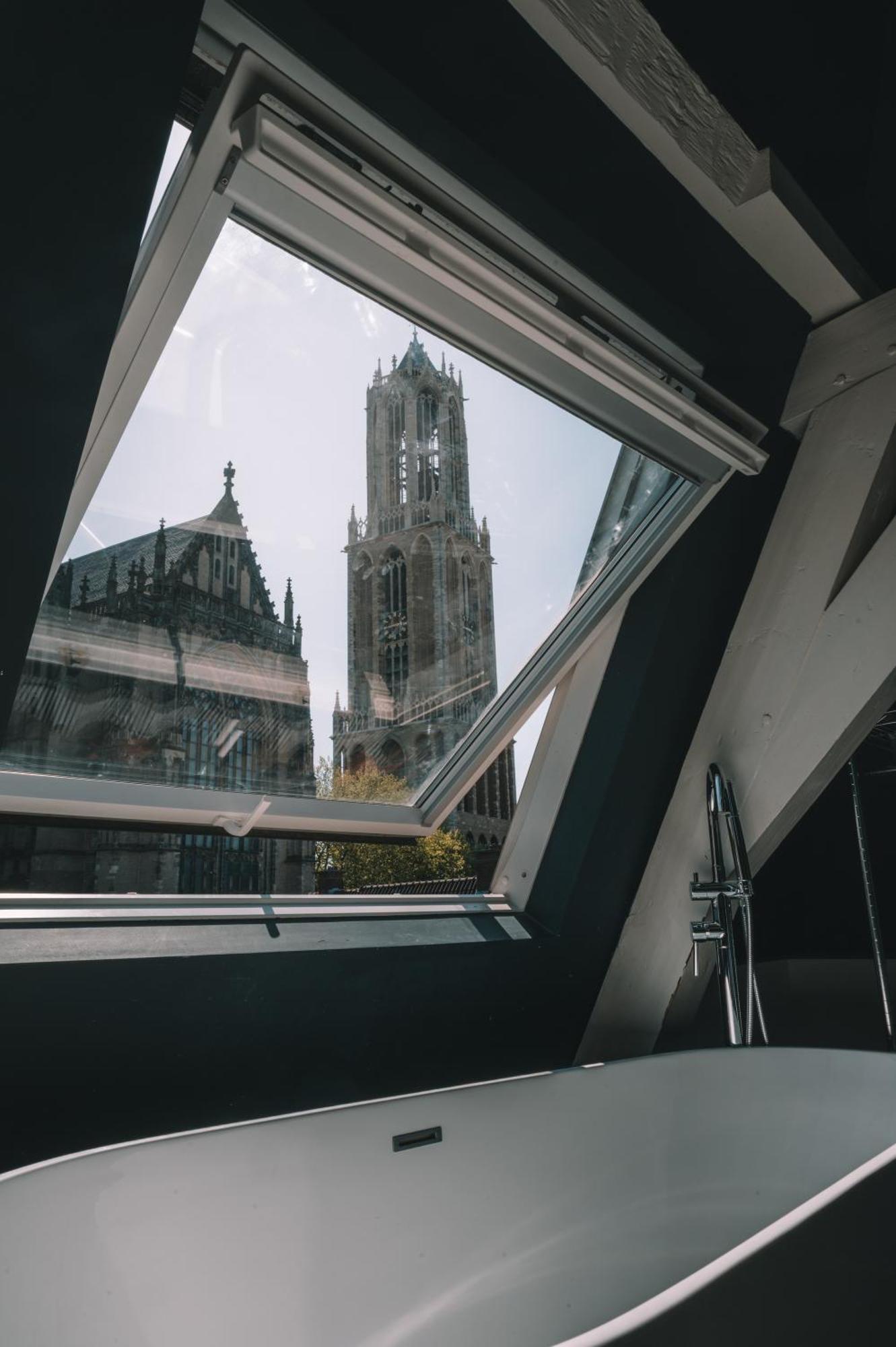 Executive Suite,1667434656:JPEG