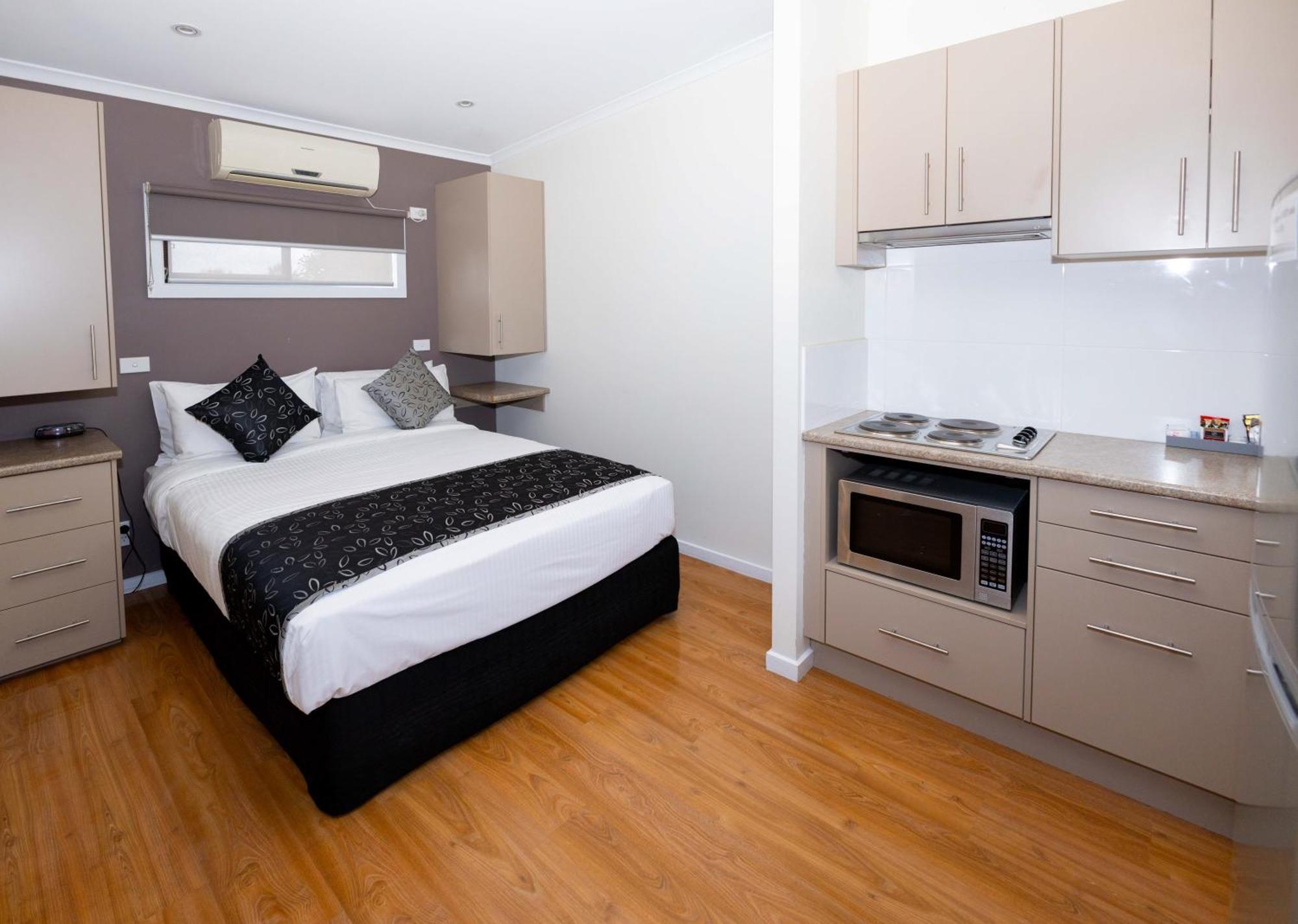 Studio Deluxe Accessibility Cabin