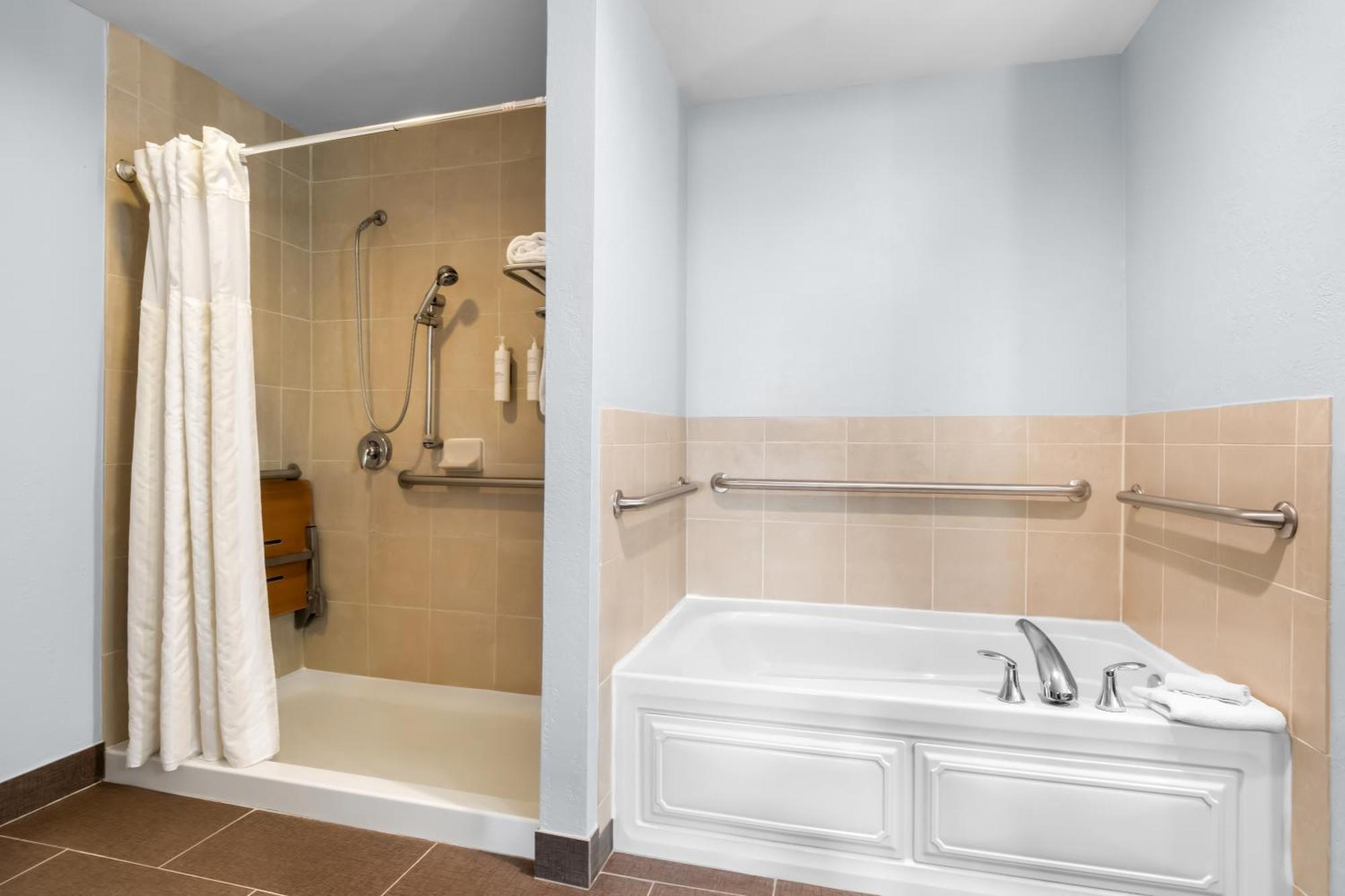 One-Bedroom Queen Suite - Hearing Accessible,1669824602:JPEG
