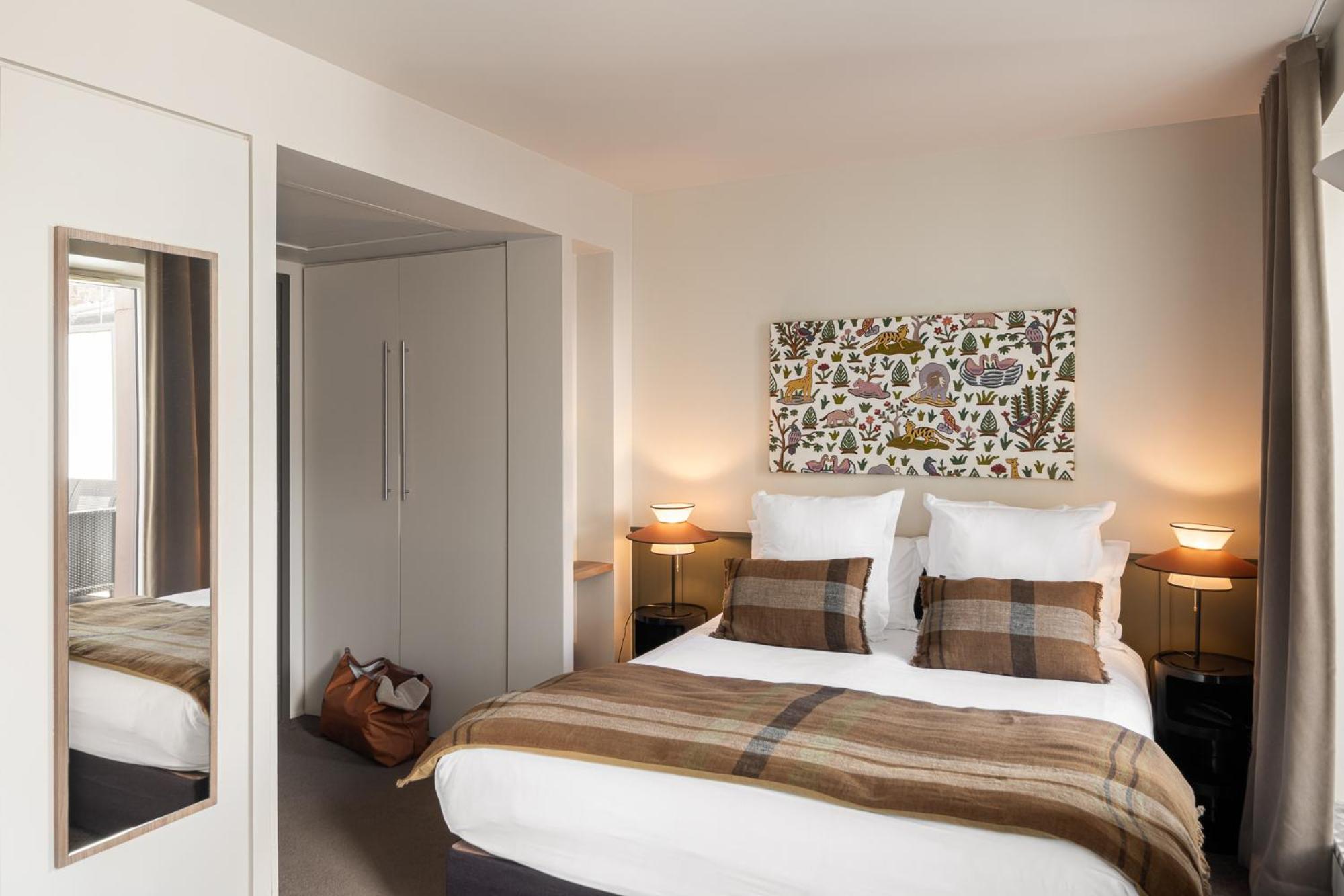 Double Room Signature