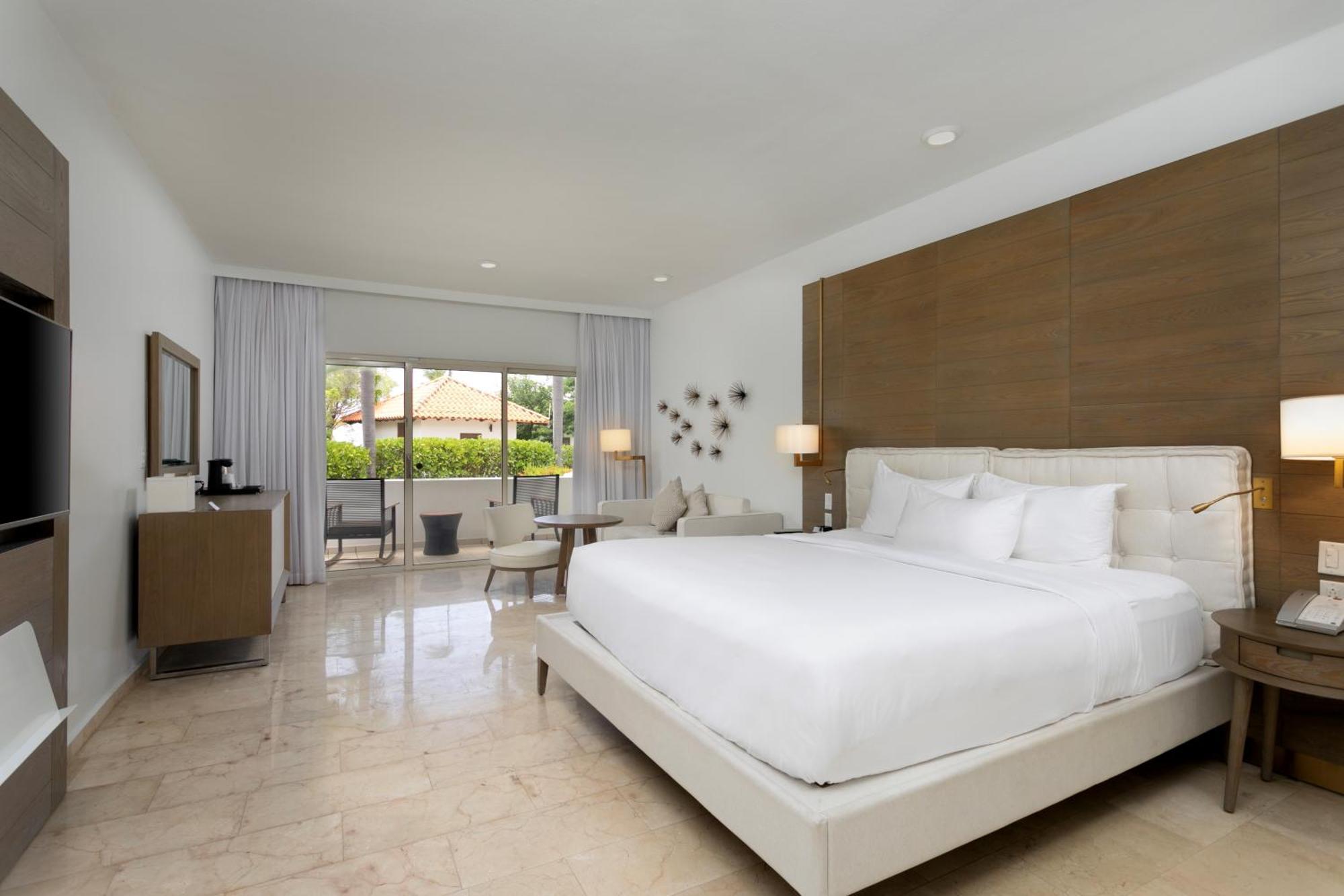 Deluxe King Room Garden View