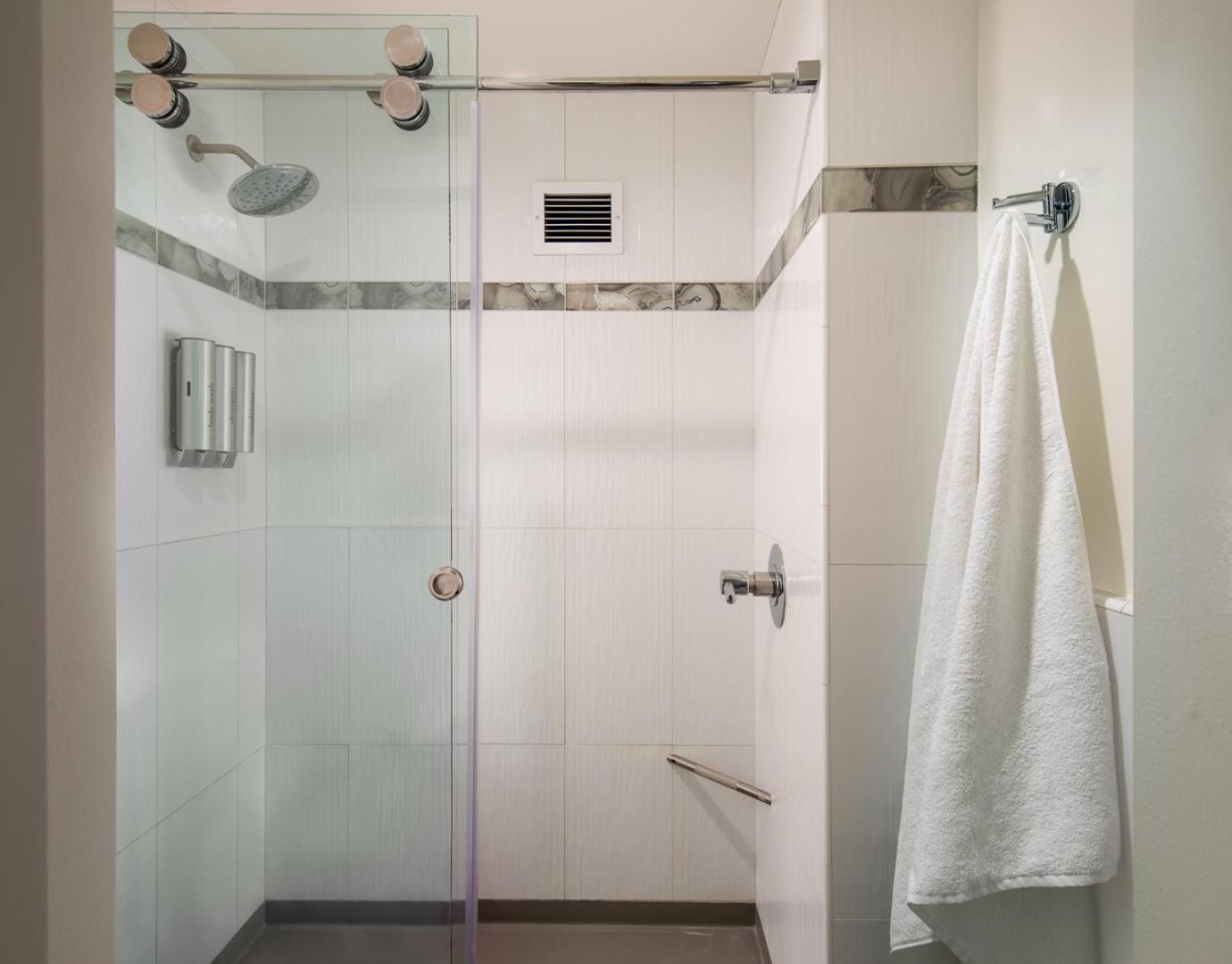 Corner Queen Bed CitySide View,1671868440:JPEG