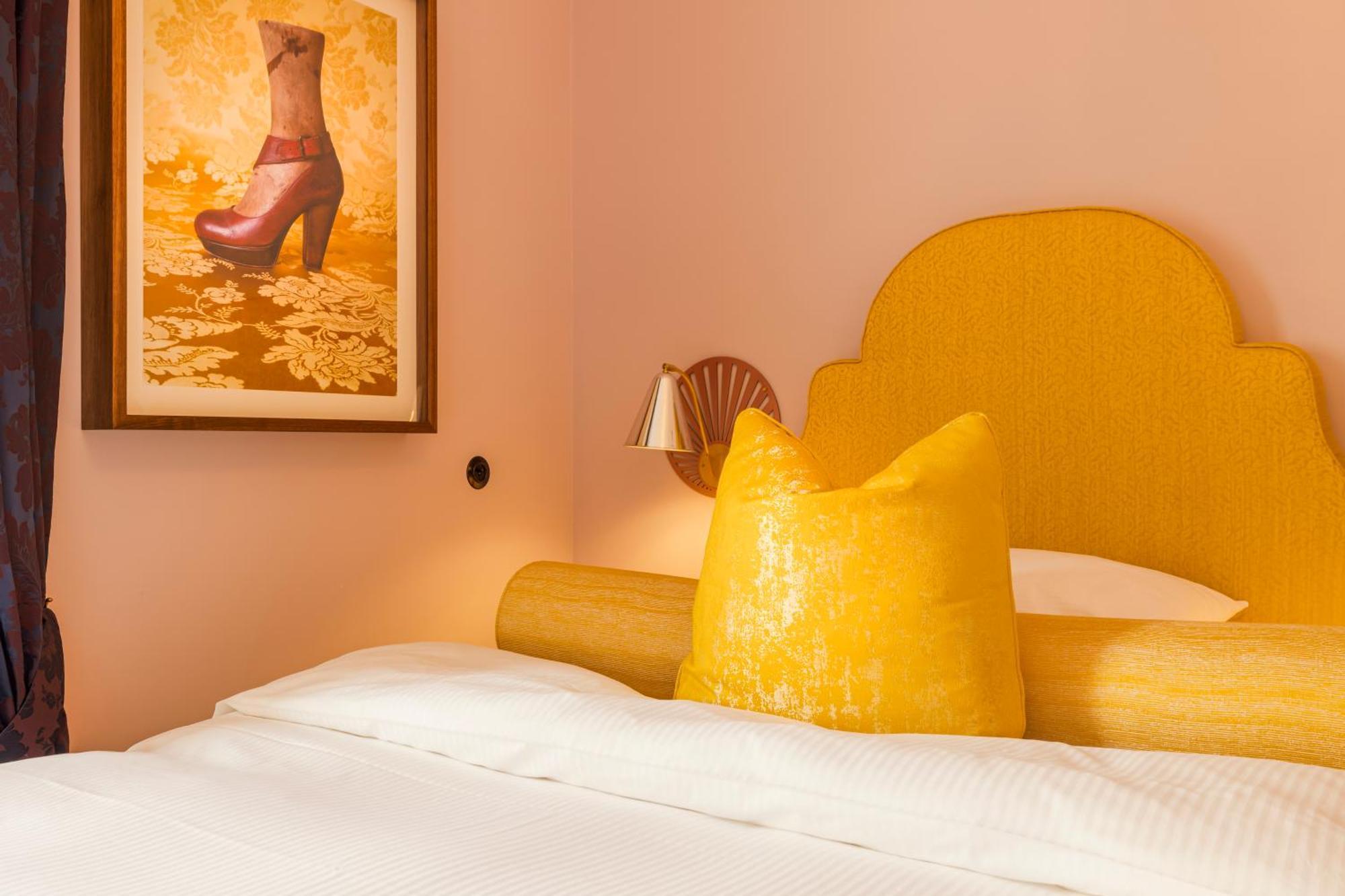 Superior Single Room Queen-Size Bed
