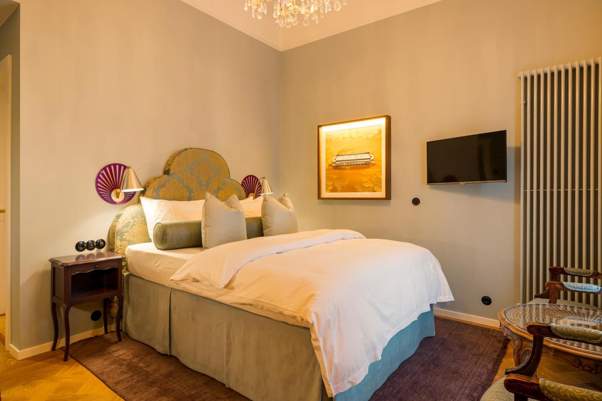Double Room Queen Size Bed