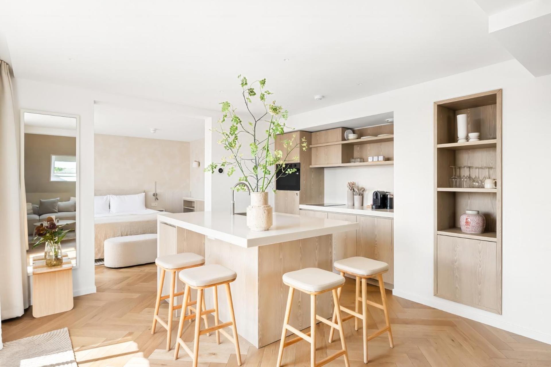 Deluxe family room with kitchen and bath