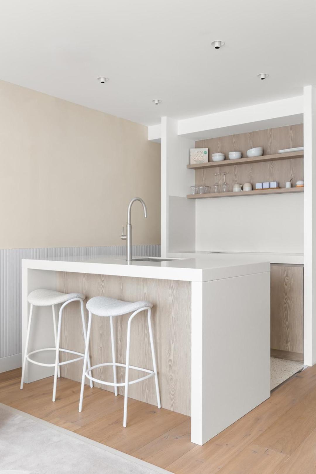 Deluxe suite kitchen bath