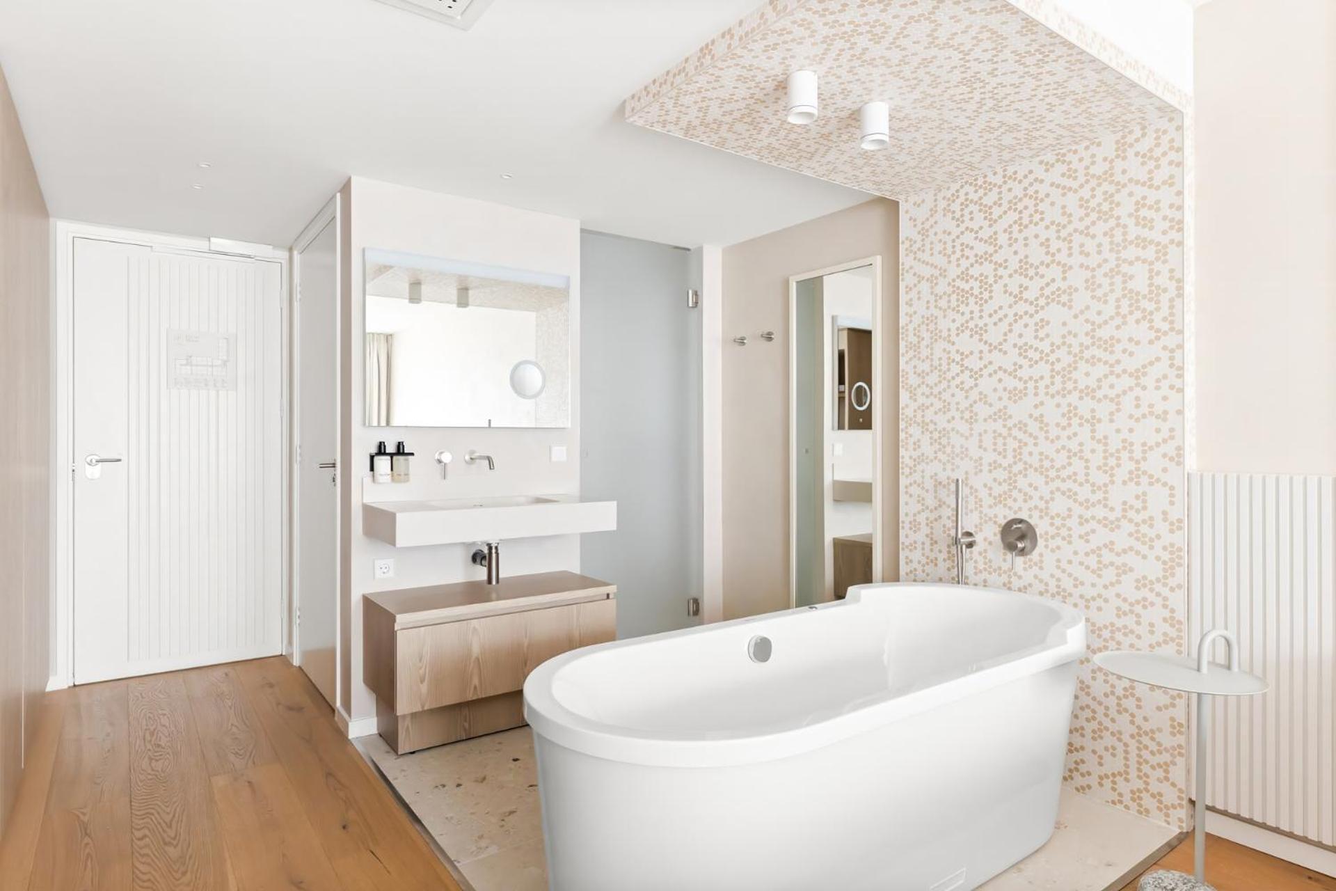 Deluxe room bath