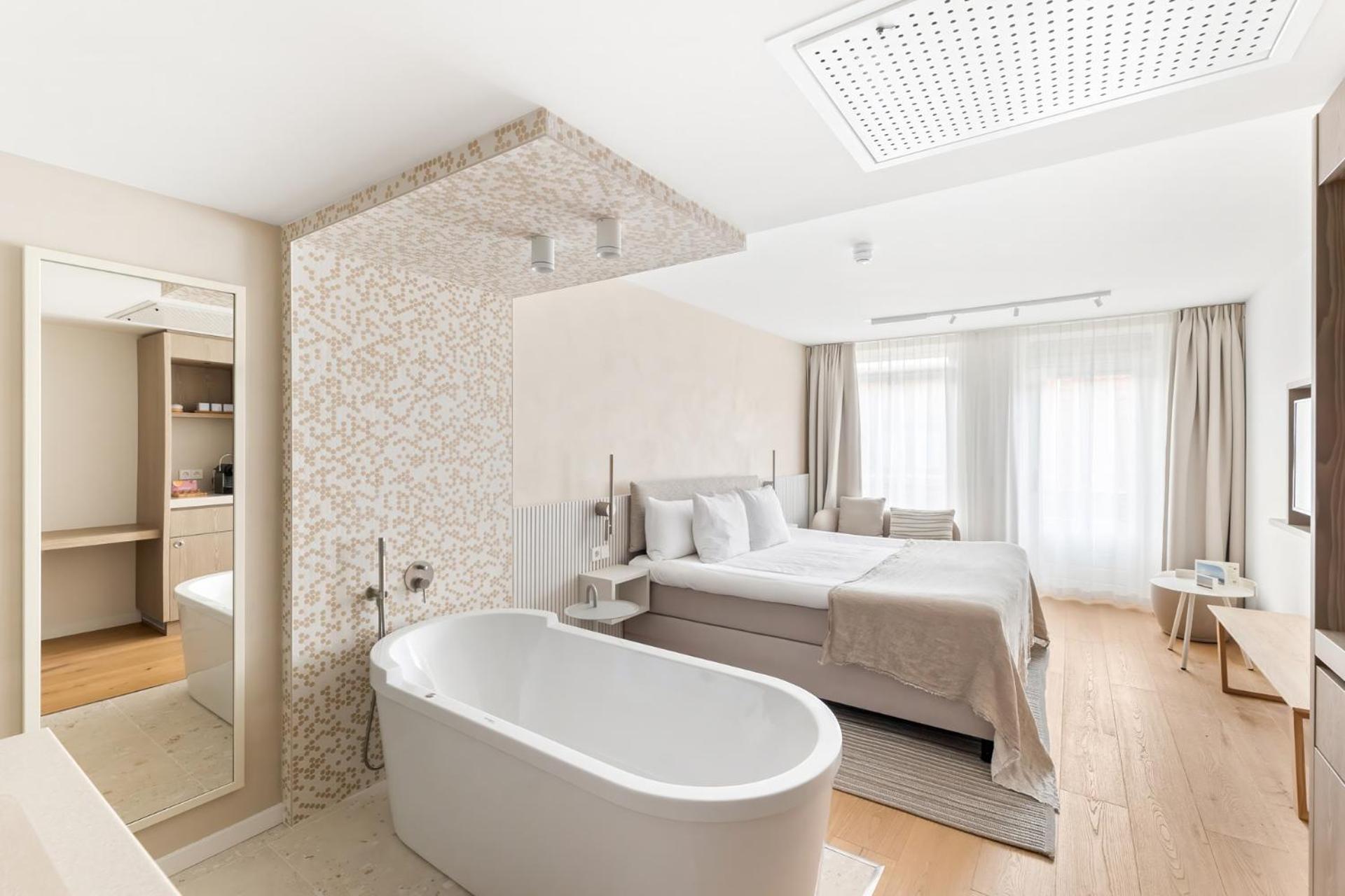 Deluxe room bath