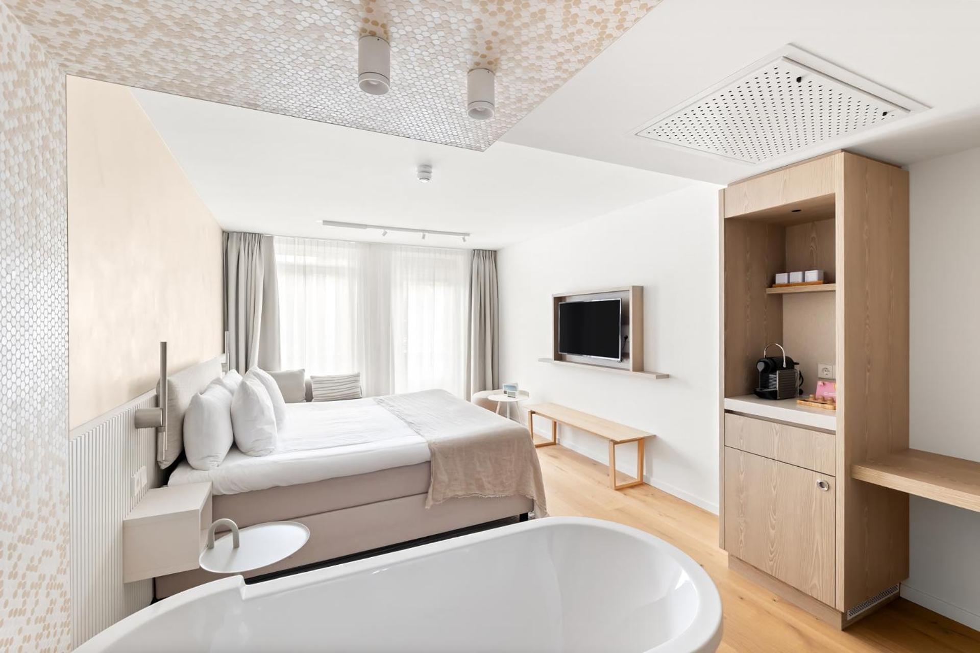 Deluxe room bath