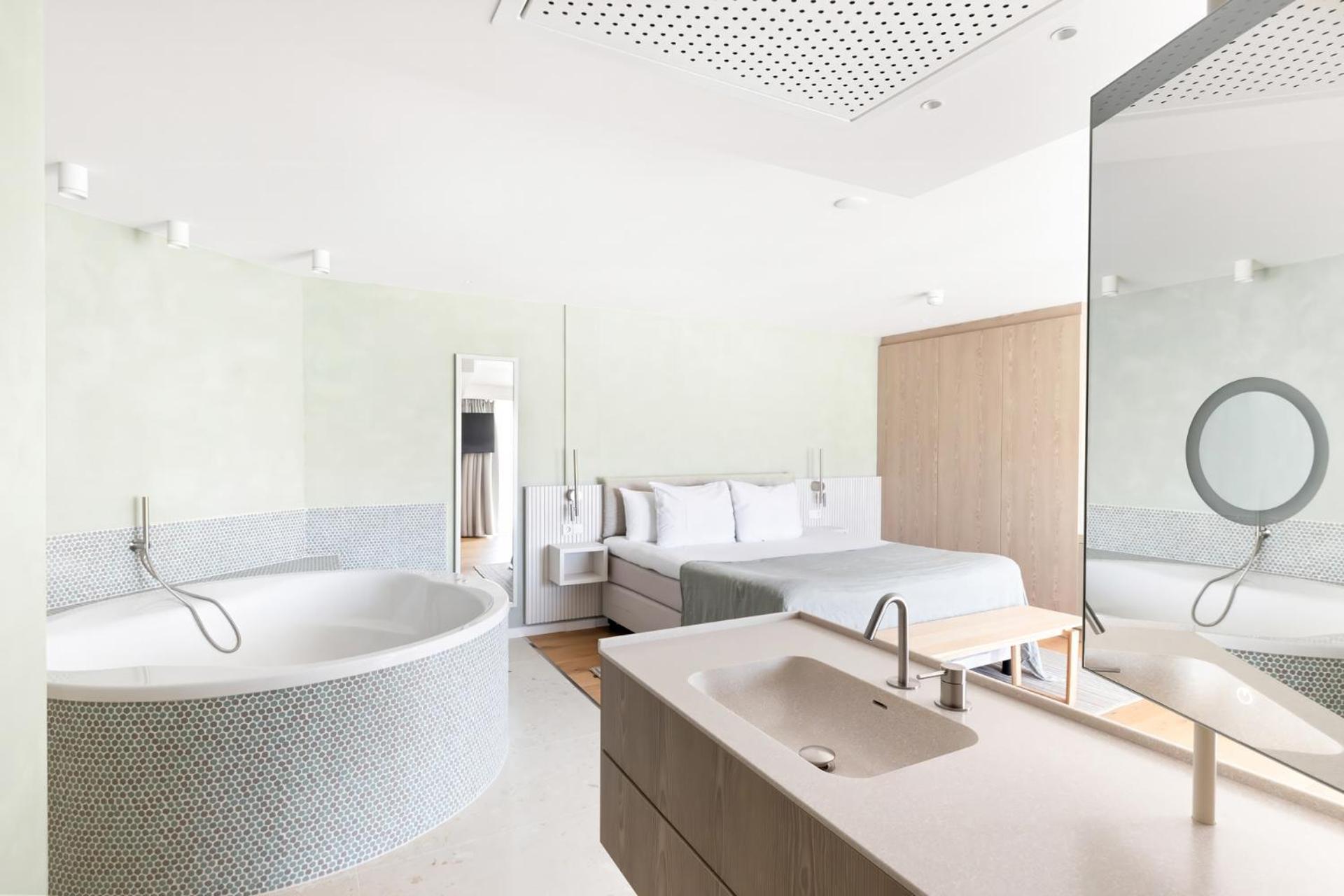 Deluxe room spa bath
