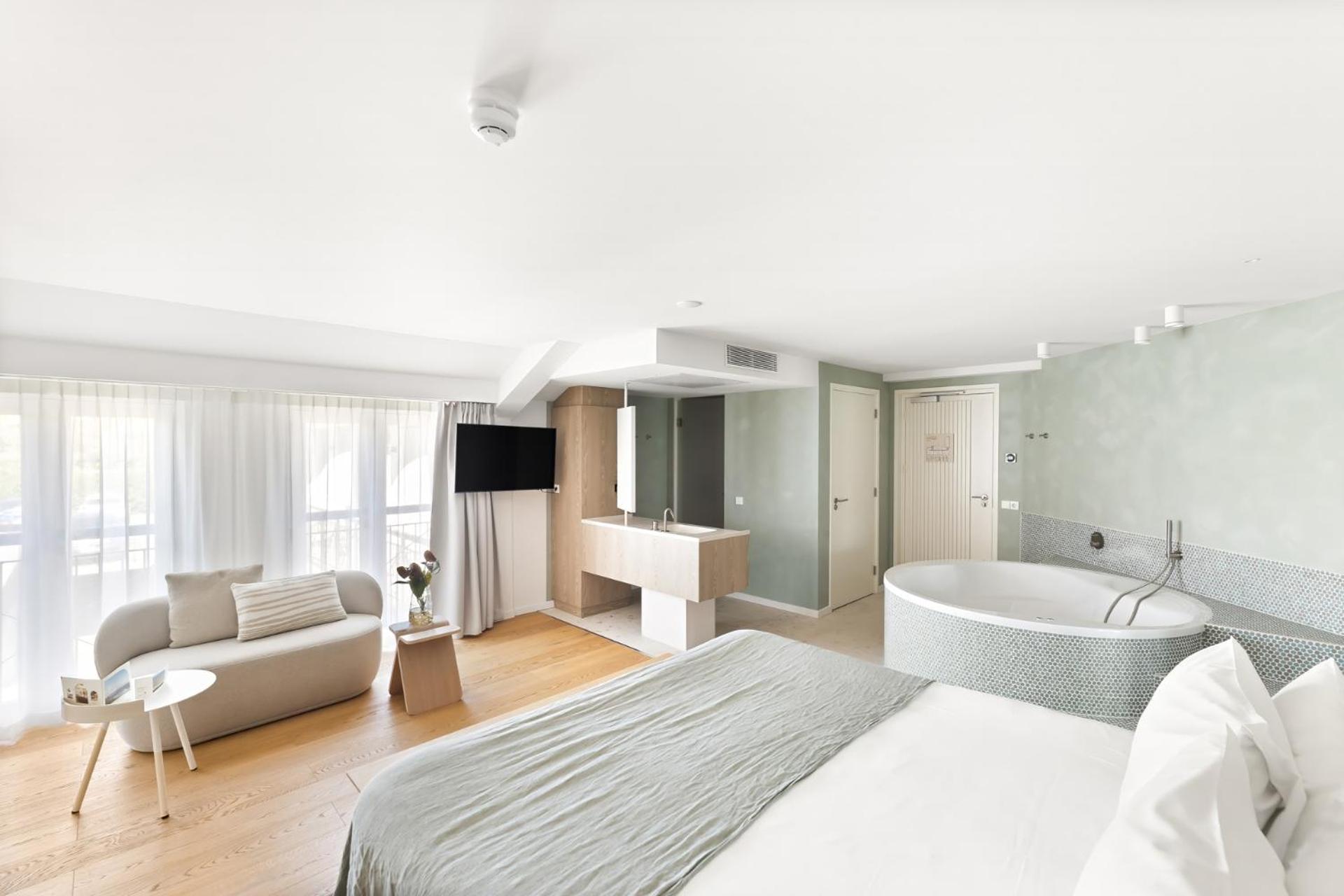 Deluxe room spa bath