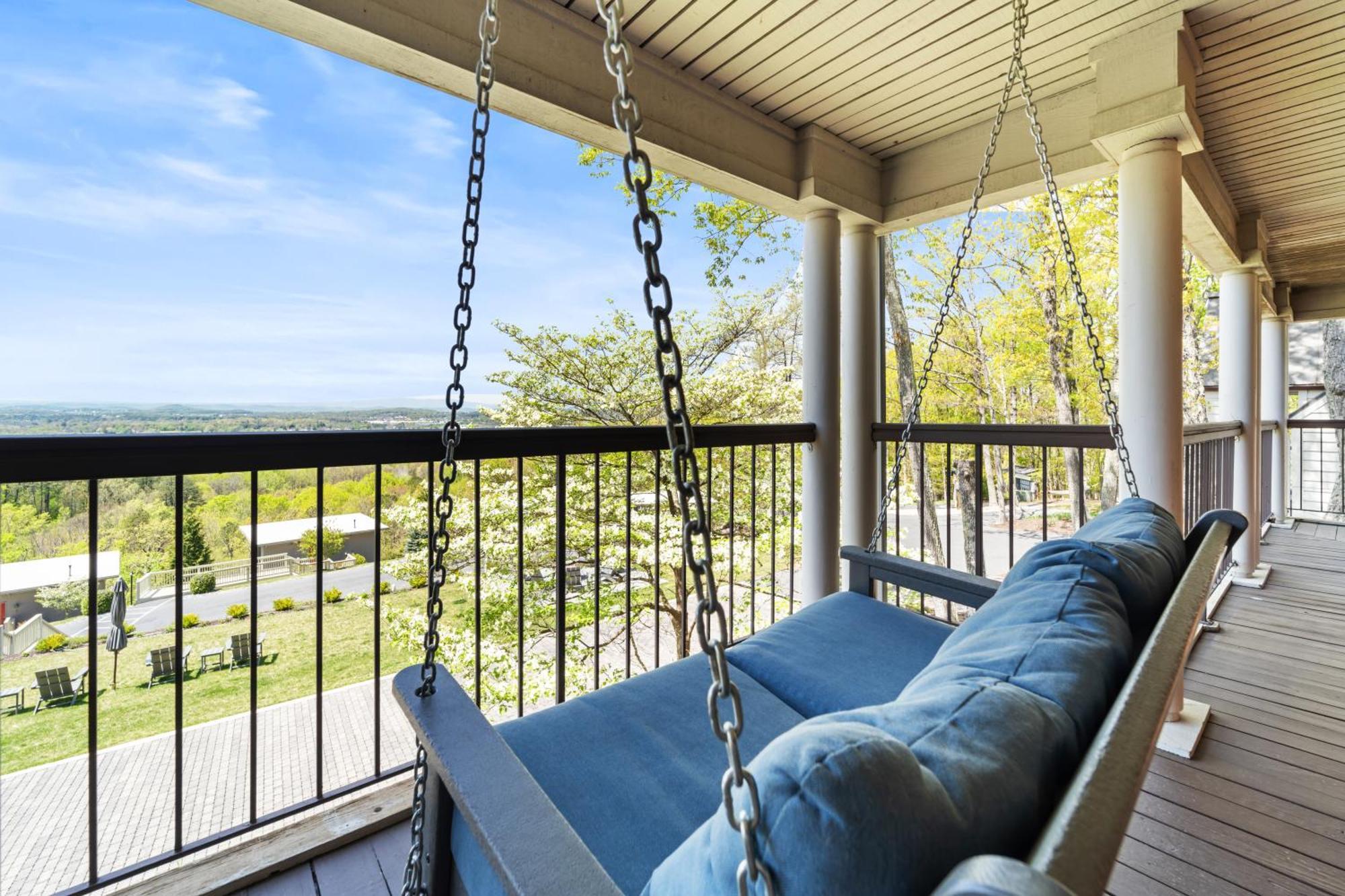 King Room with Mountain View,1674671540:JPEG