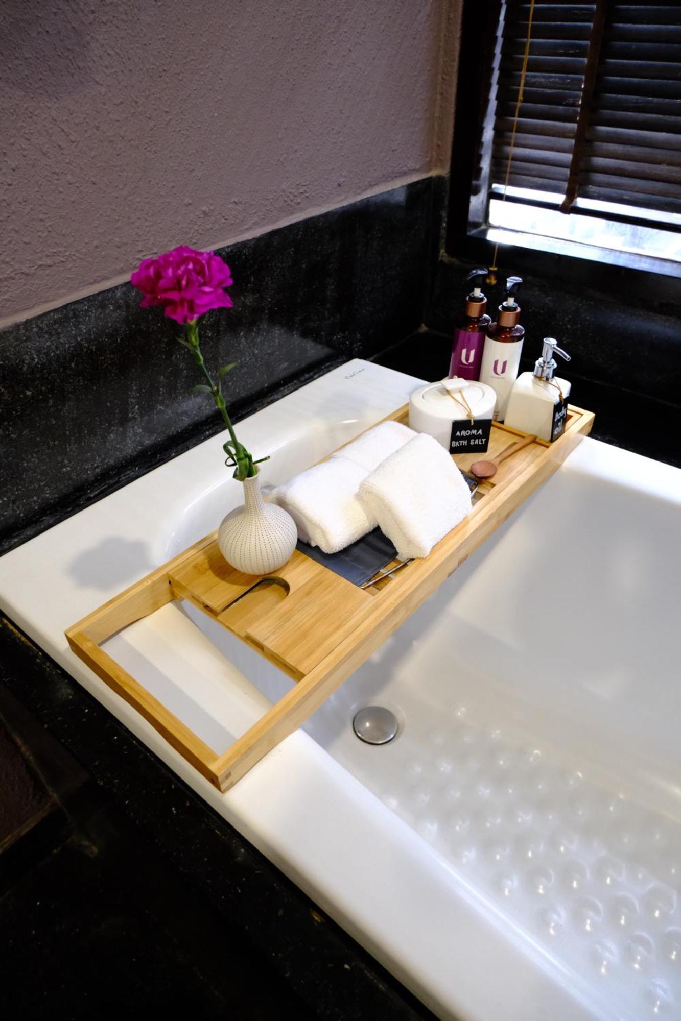 Deluxe Triple with Bathtub (24 Hours Use of Room),1676738639:JPEG