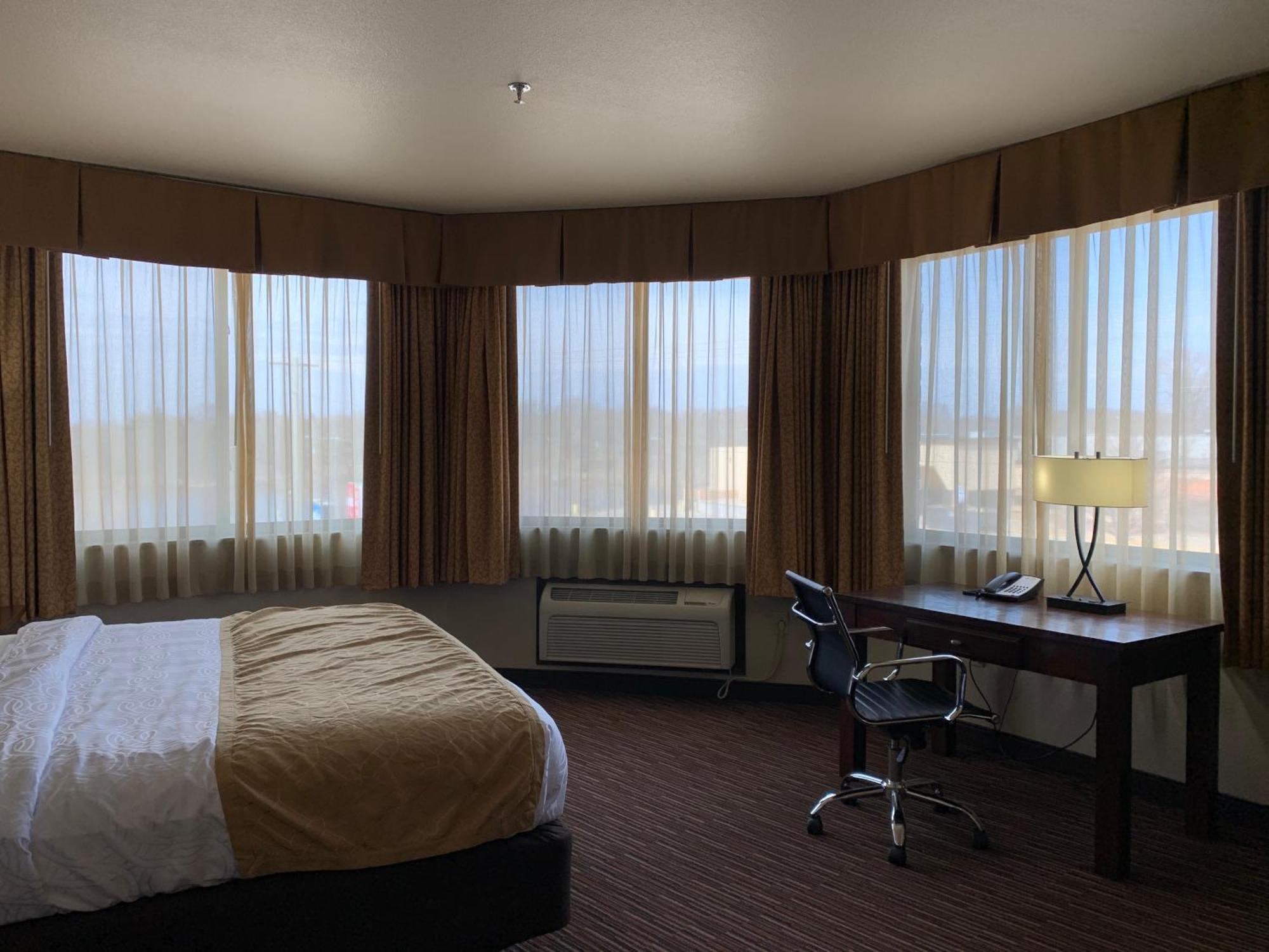 KING BED-1 BEDROOM CORNER SUITE-SOFABED