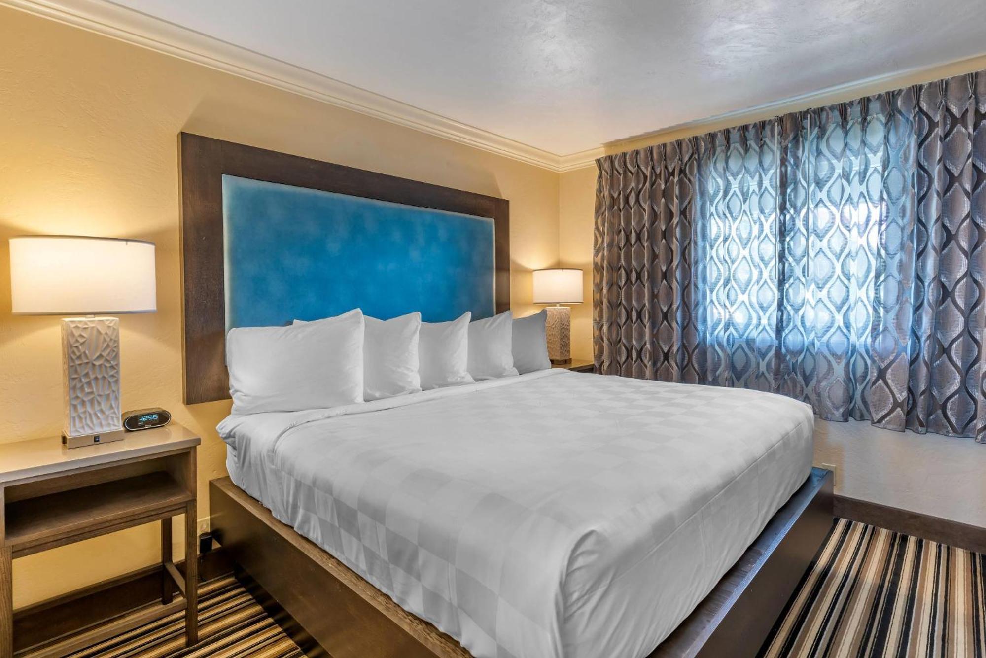 Efficiency Suite One King One Queen Beds Non Smoking,1679586739:JPEG
