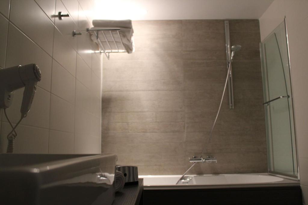 Small Double Room Shower
