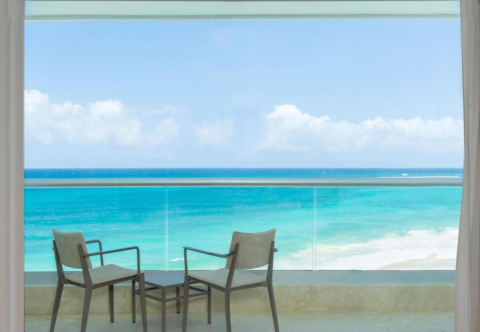 Superior Honeymoon Suite Ocean View King Size Bed