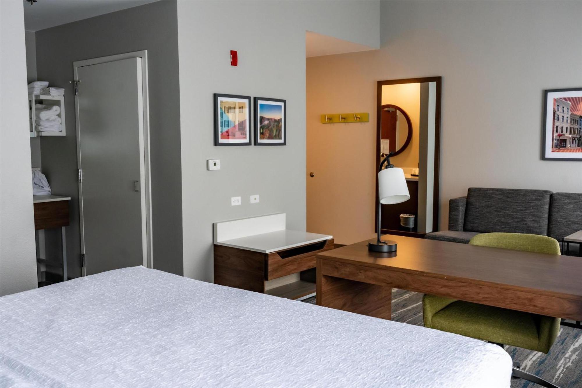 King Room with Sofa Bed and Study - Non-Smoking