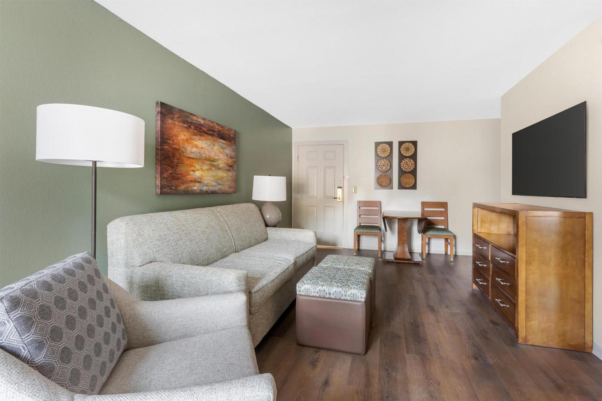 1 BEDROOM 1 KING DELUXE SUITE SOFABED