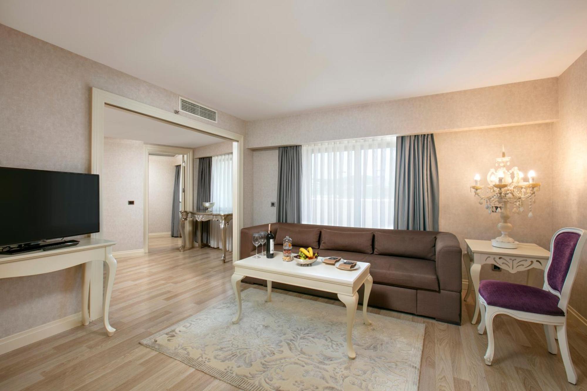 Executive Suite,1685068642:JPEG