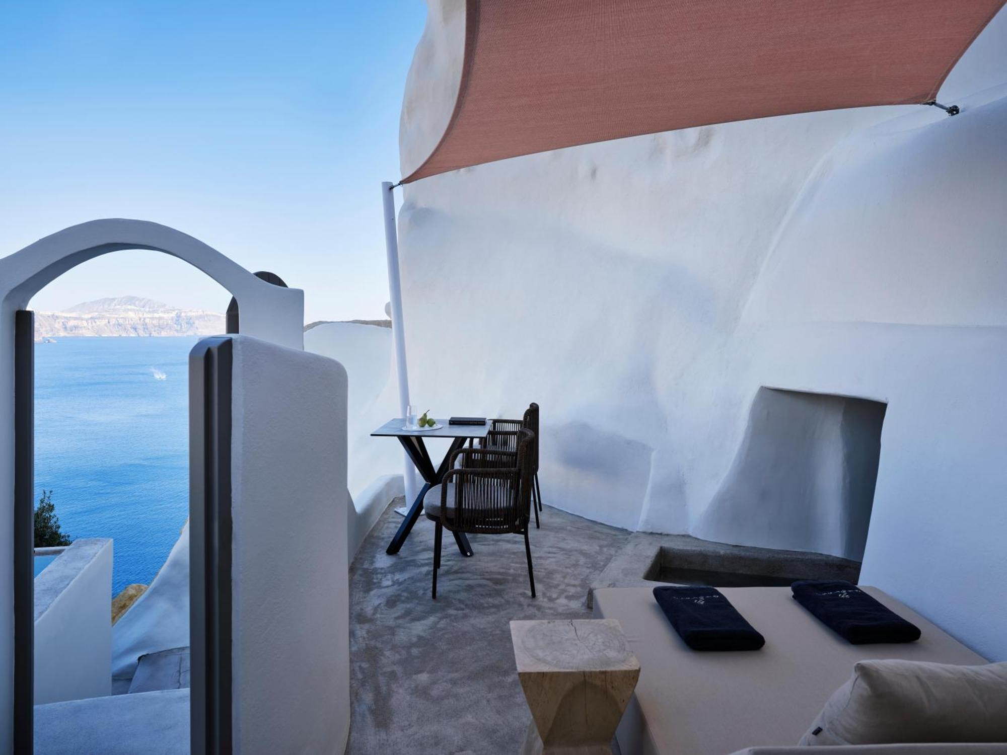 Deluxe Suite with Indoor Hot tub,1686425678:JPEG