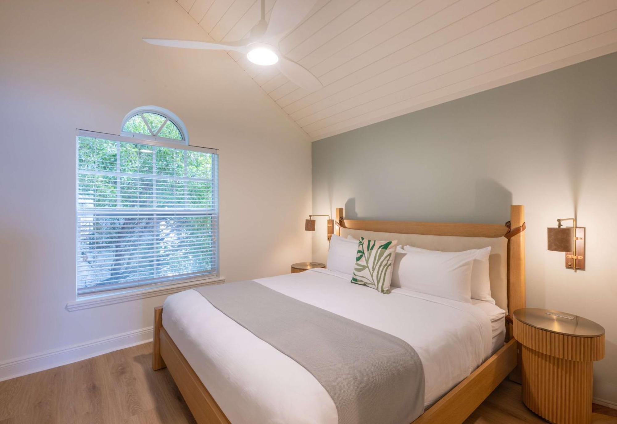 Brand New Bay Front king / King,1686437946:JPEG