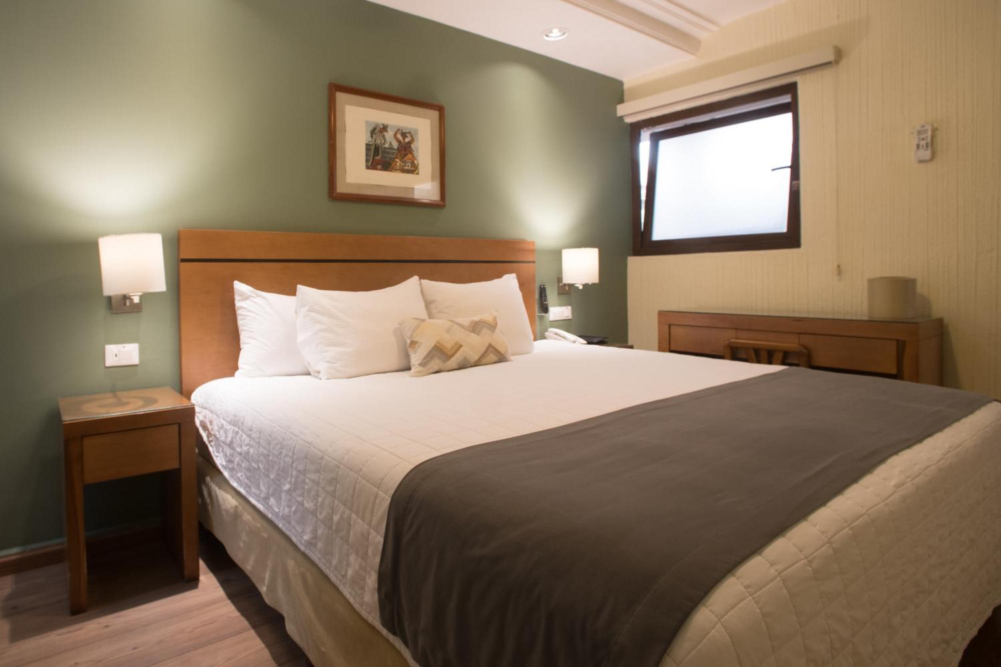 Habitación con cama extragrande.