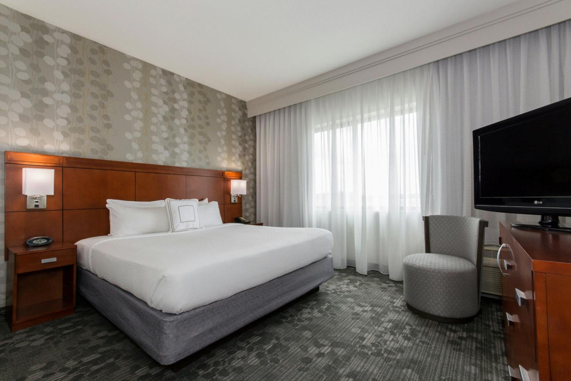Deluxe King Room Marina View