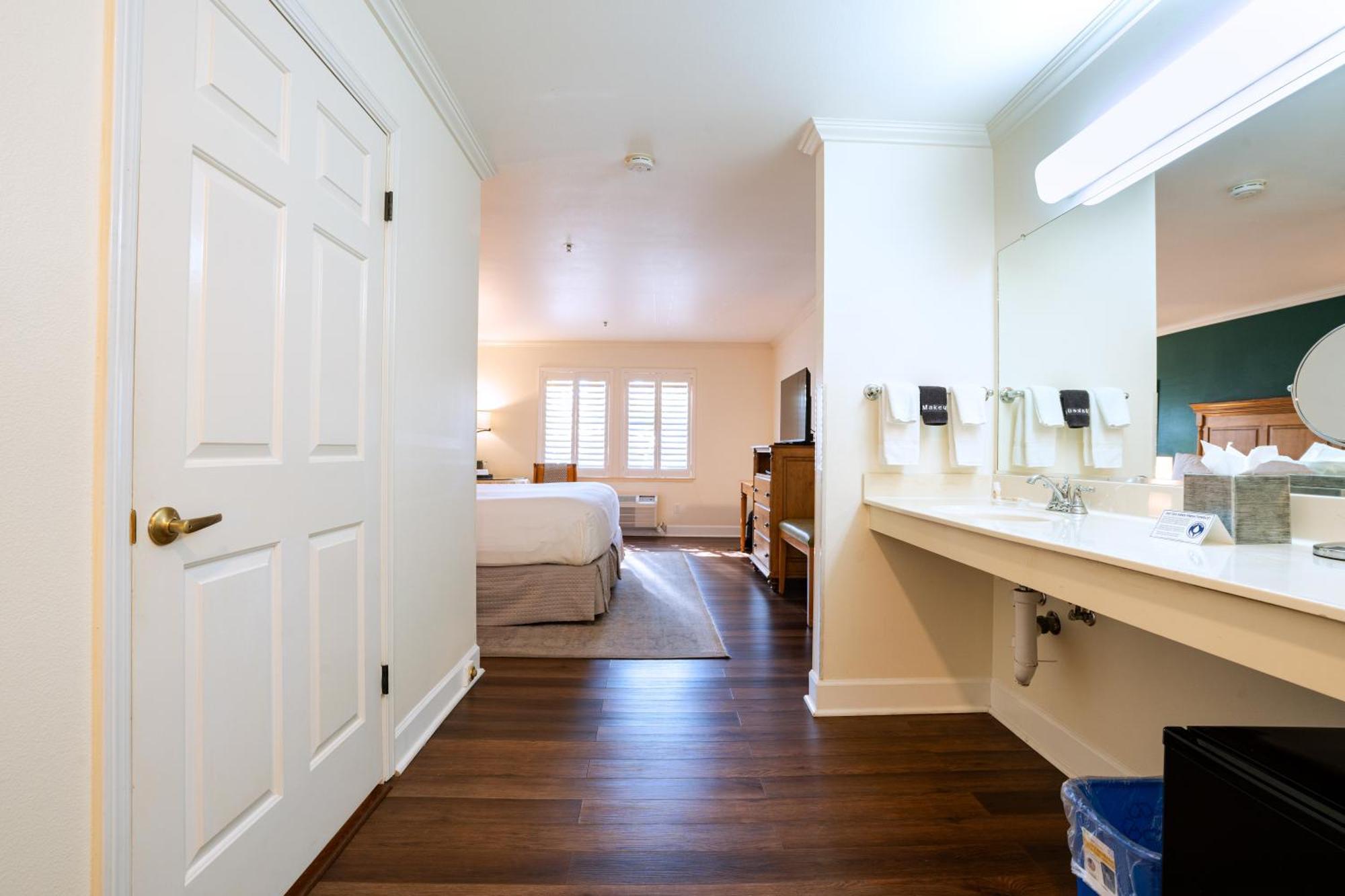 King Room with Roll - In Shower - Disability Access,1689825547:JPEG