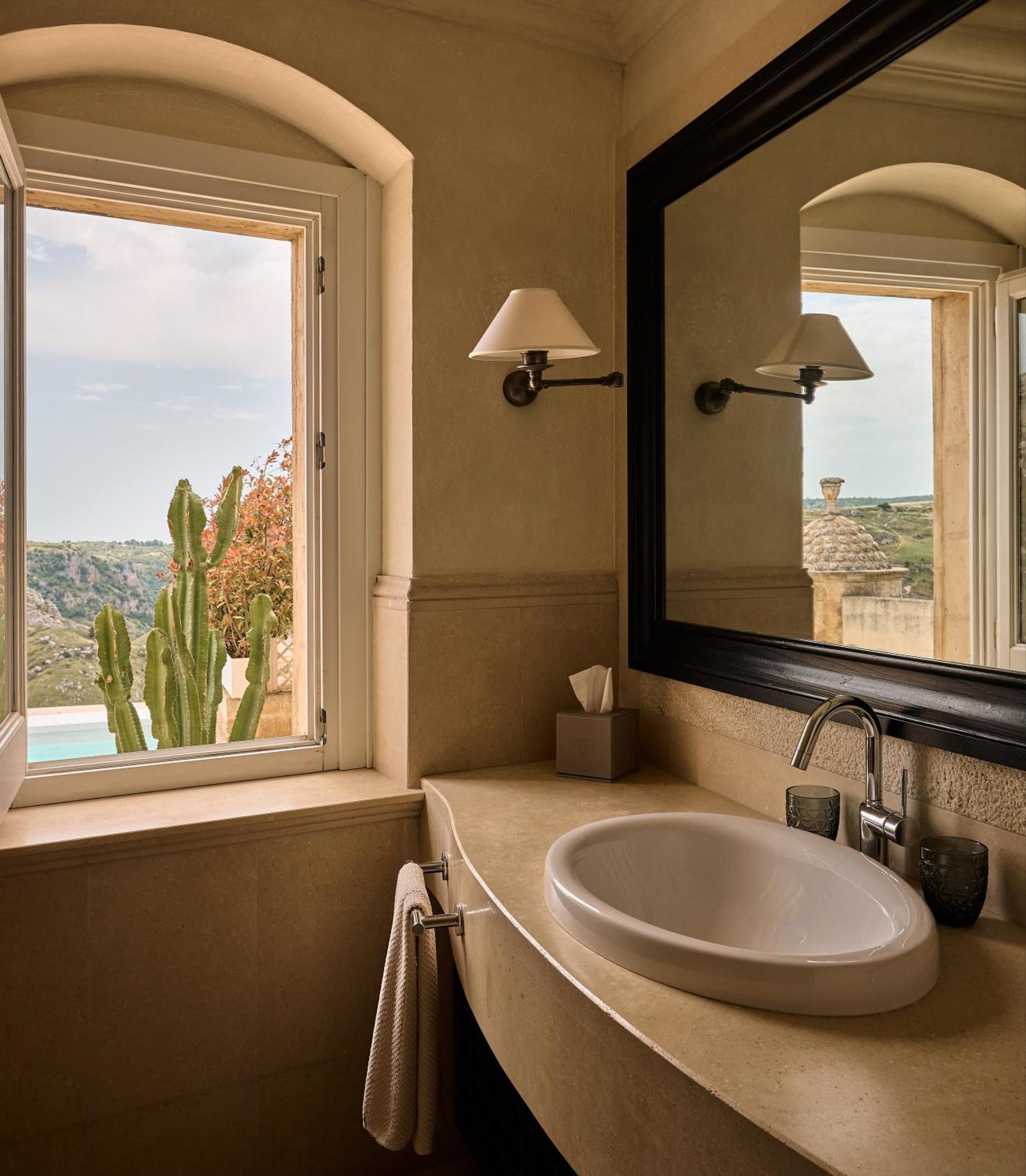 Suite with Hot Tub,1689826671:JPEG