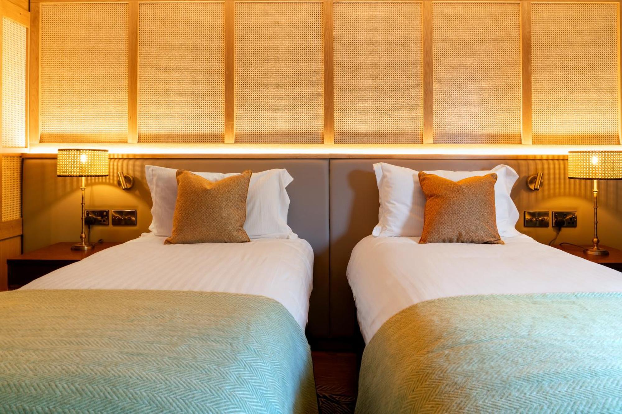 Twin Room,1689830105:JPEG